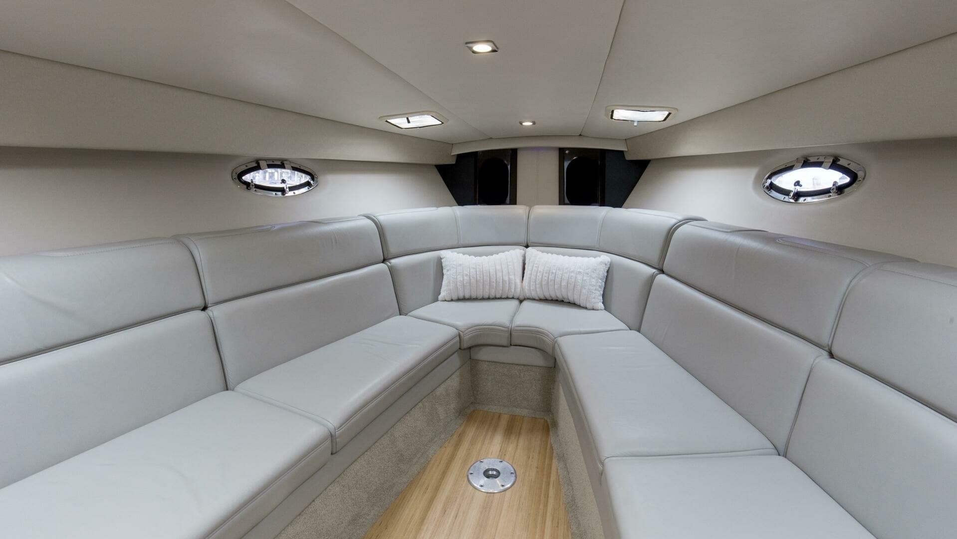2017 37 Formula 370 SS Bluebird Cabin (4)