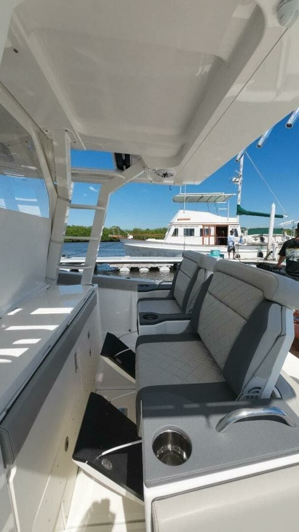 Pursuit 42 - Happy Hour - Helm