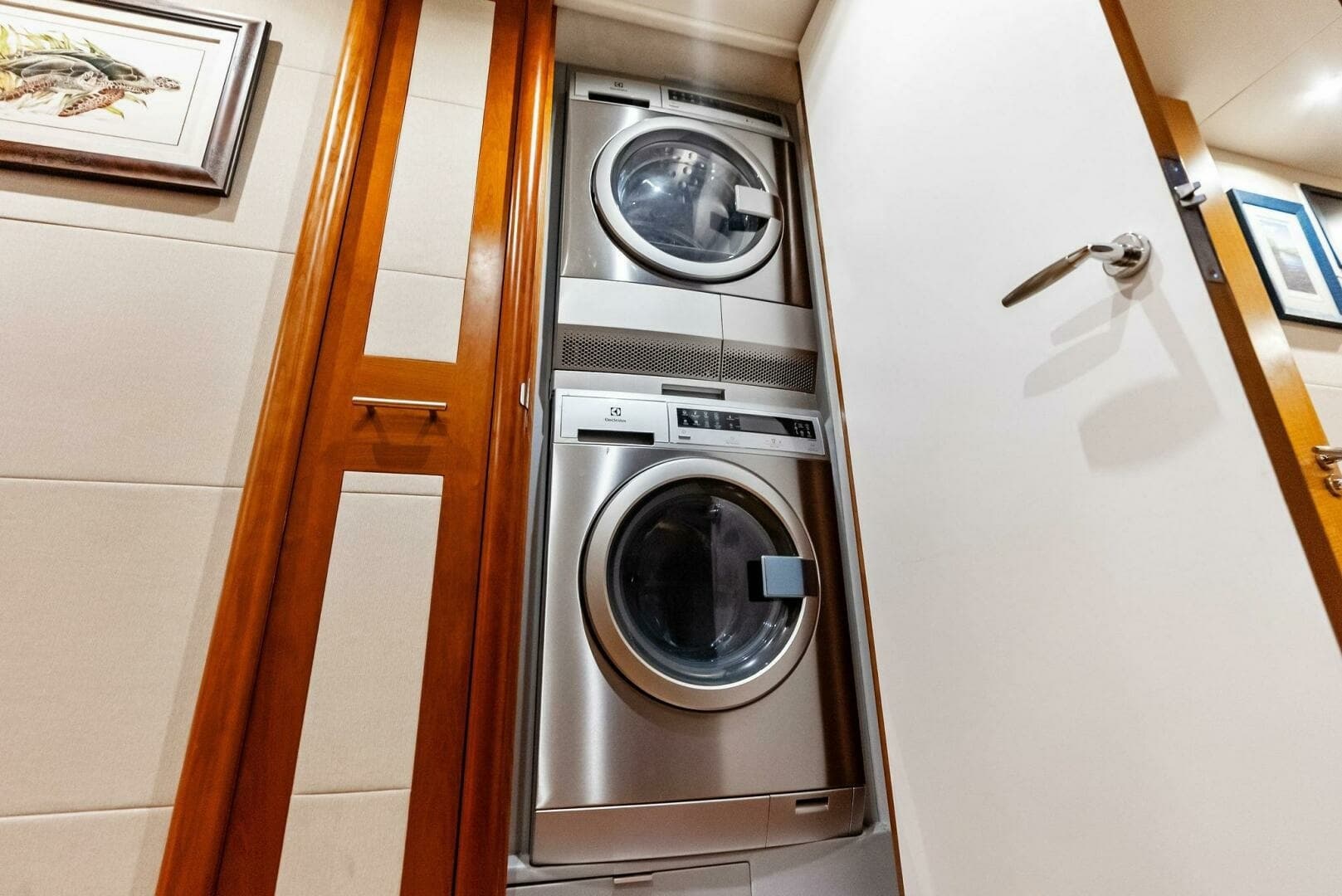 2006 Lazzara Yachts 84 Skylounge