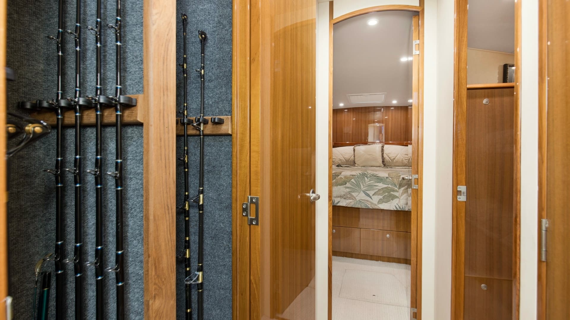 2007 64 Viking Enclosed Bridge Reel Blues Hallway (4)