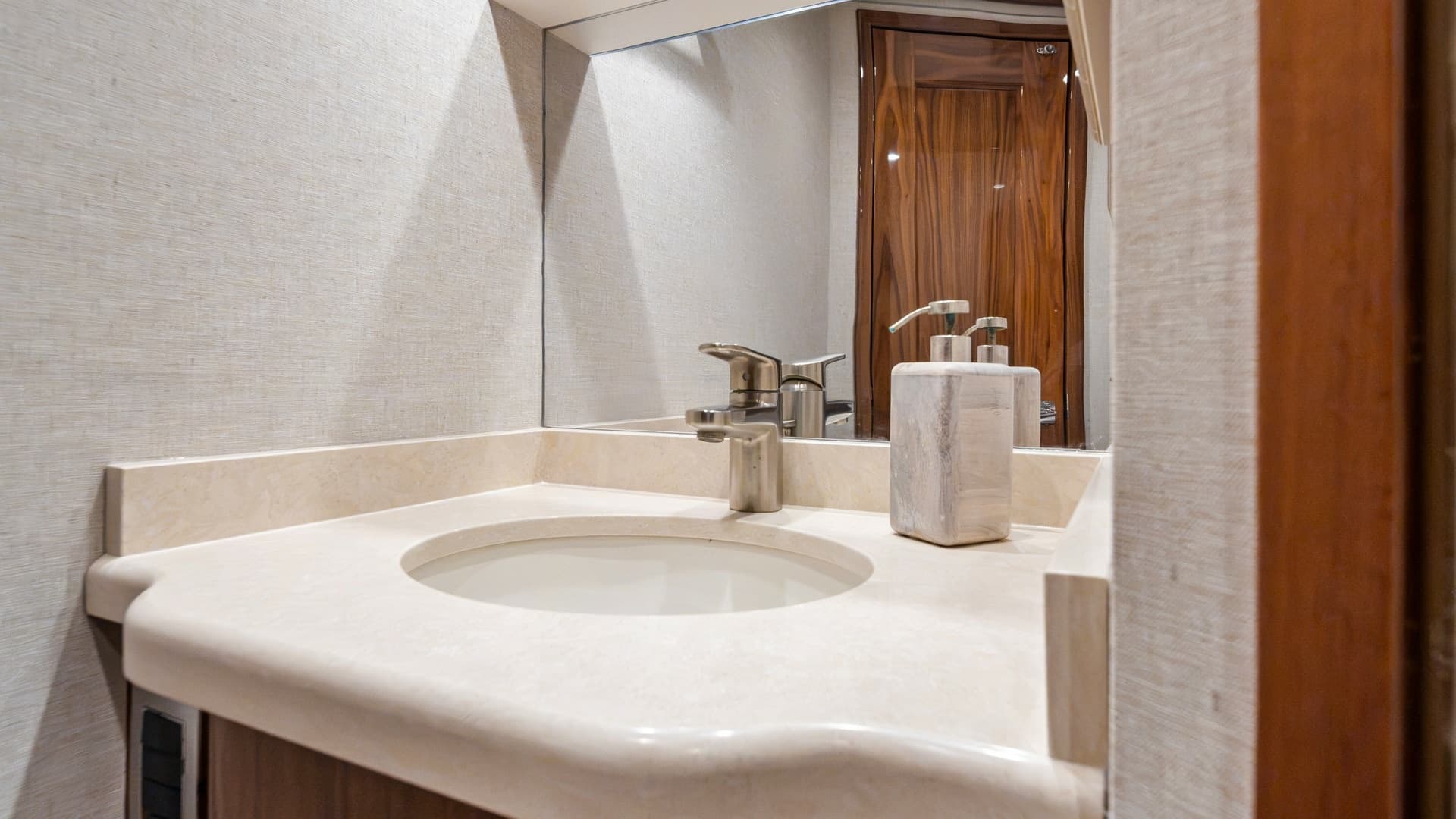 Elegant Vanity in Enclosed Head