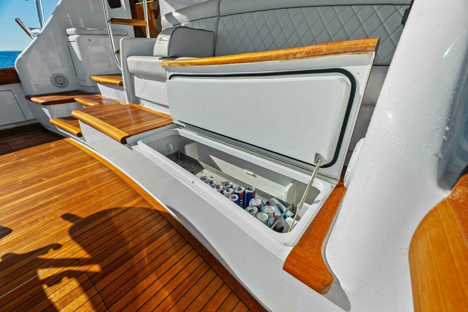 2023 Viking 64 Convertible- SIN PELO- Cockpit