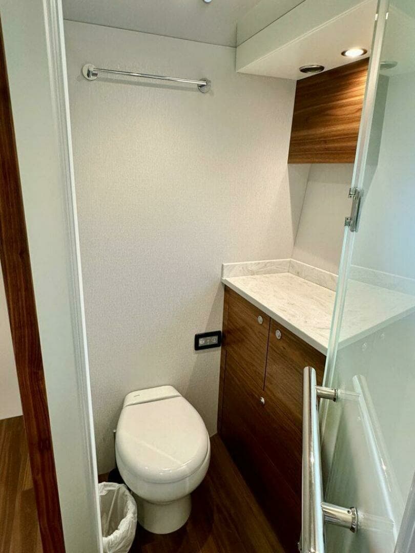 Outer Reef 62 SOUTH  PAWS - Master Stateroom Ensuite Head