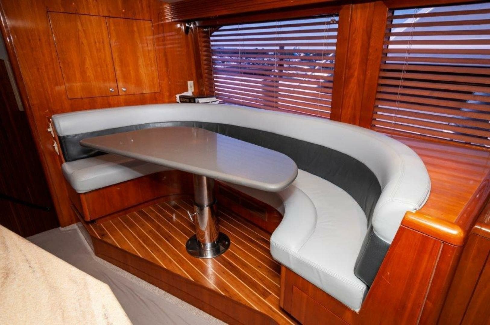 2002 65 Hatteras Convertible Moontan Dinette (2)
