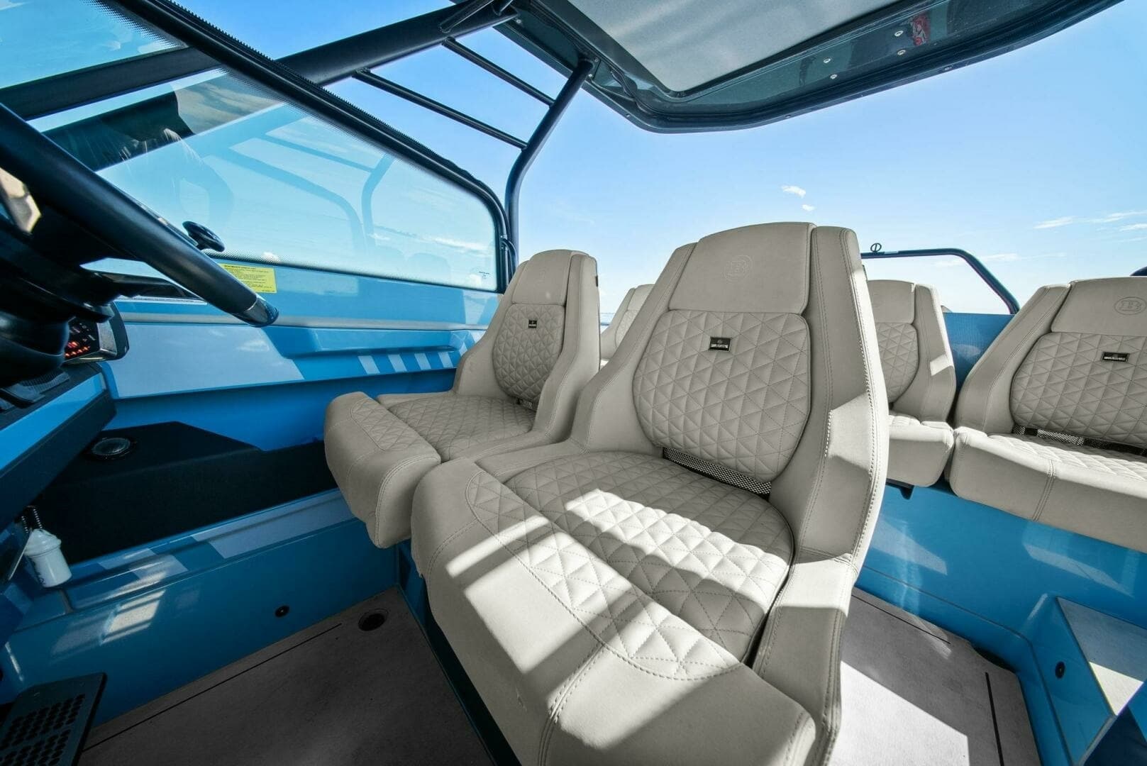 2022 Axopar Brabus Shadow 500 TT - Helm Seating 