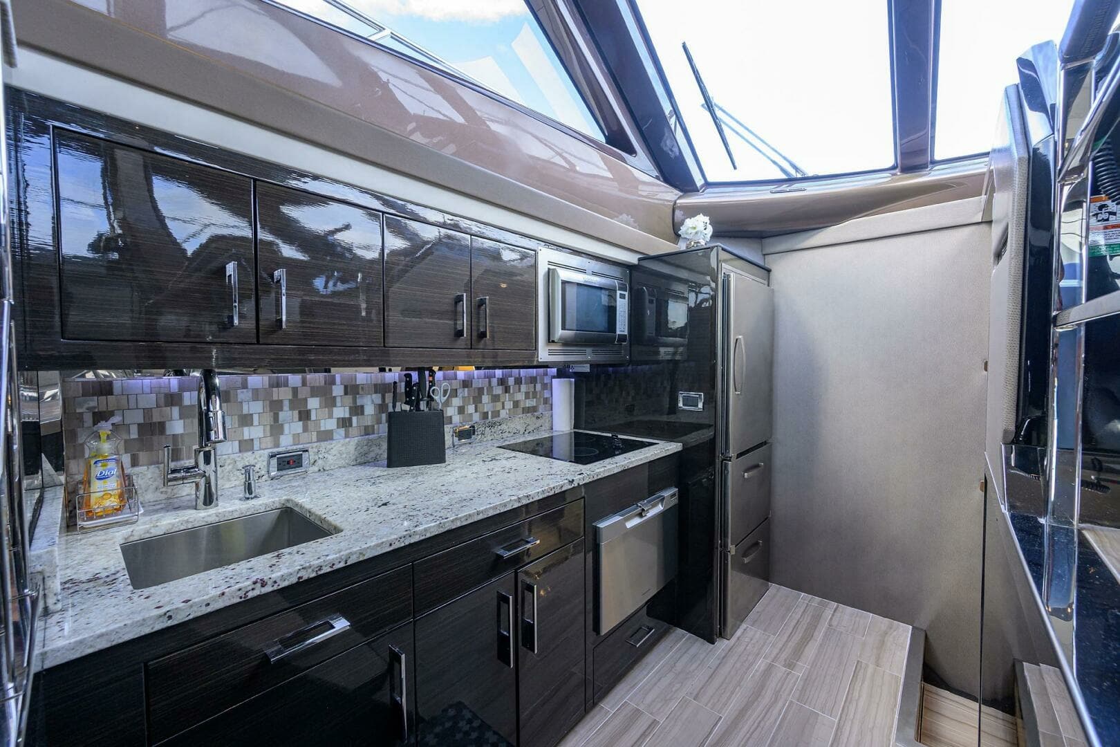 Marquis 66 ANDIAMO - Galley