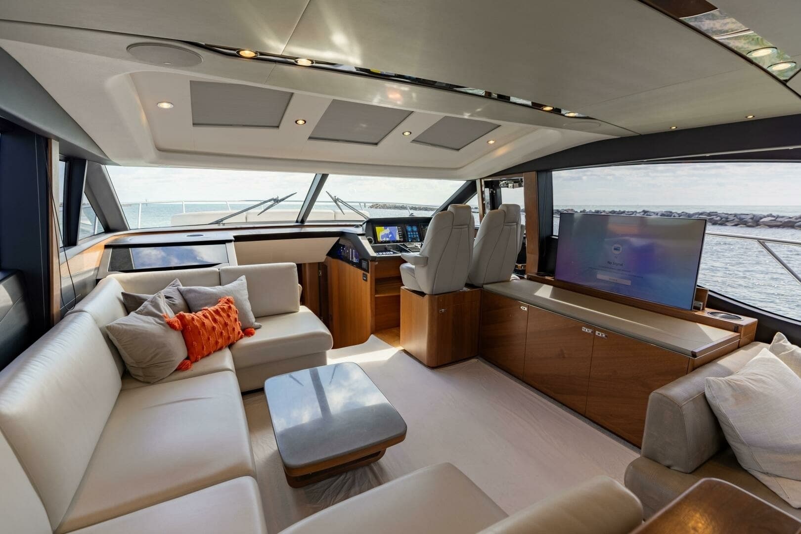 2019 Princess S65-CREWSZING- Salon