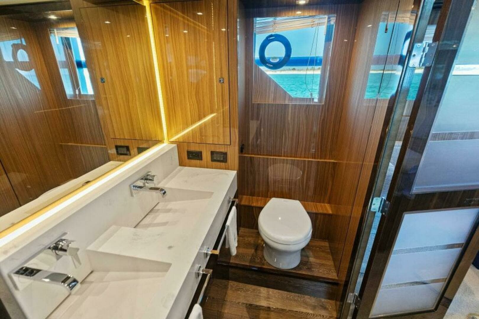 2023 Cruisers Yachts 60 Cantius Fly- Master Head