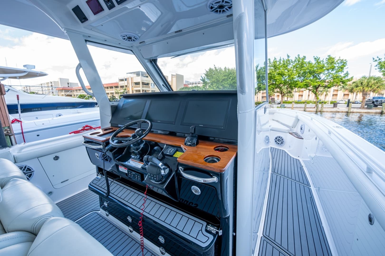 2020 Everglades 395 Center Console