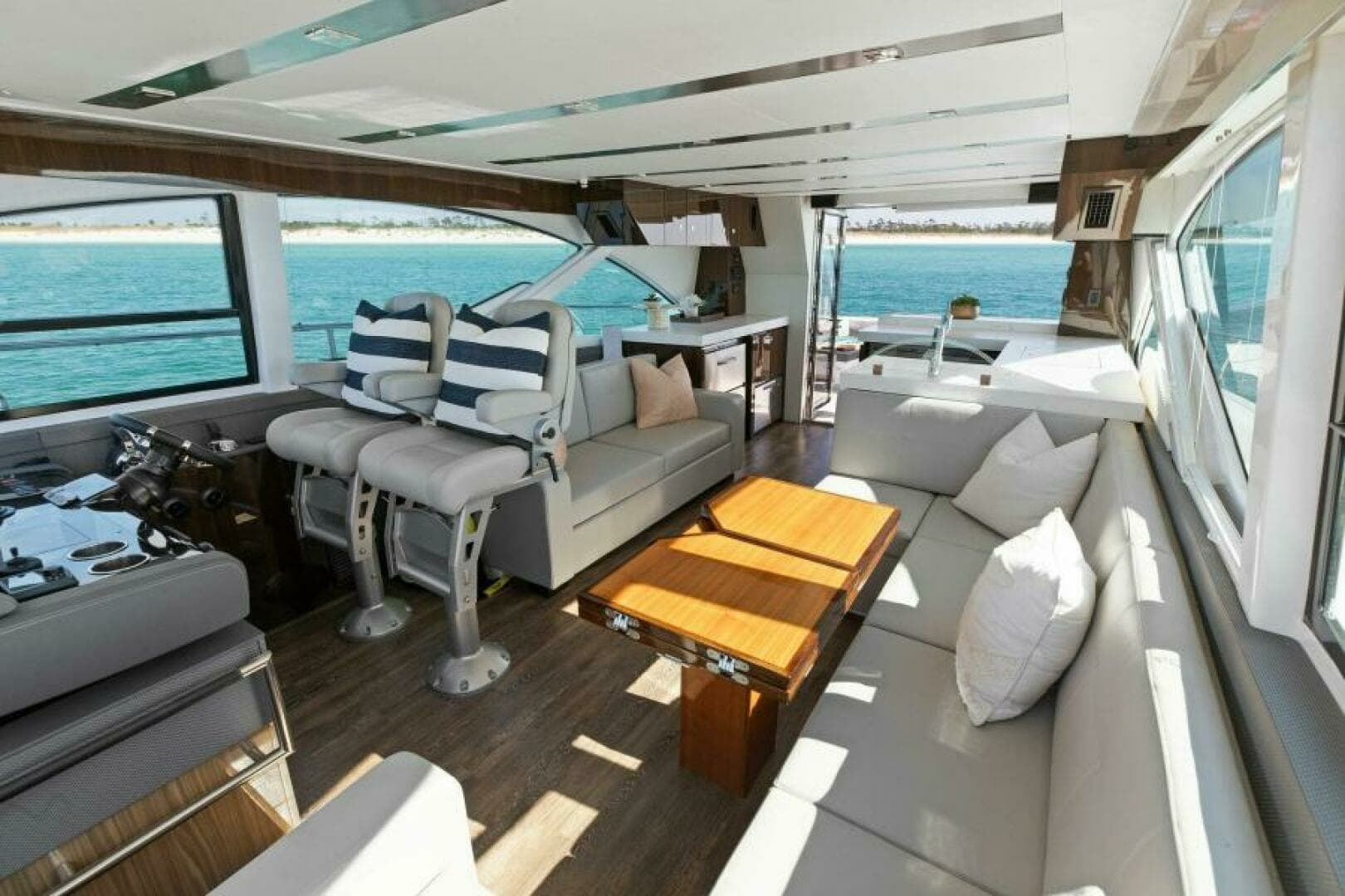 2023 Cruisers Yachts 60 Cantius Fly- Salon