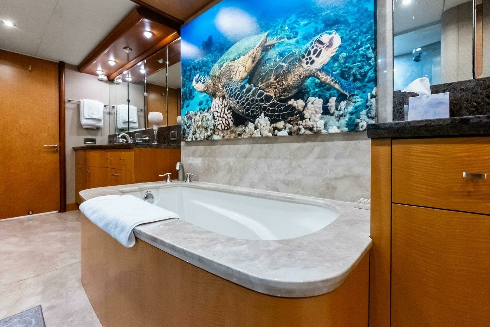 2006 Lazzara Yachts 84 Skylounge