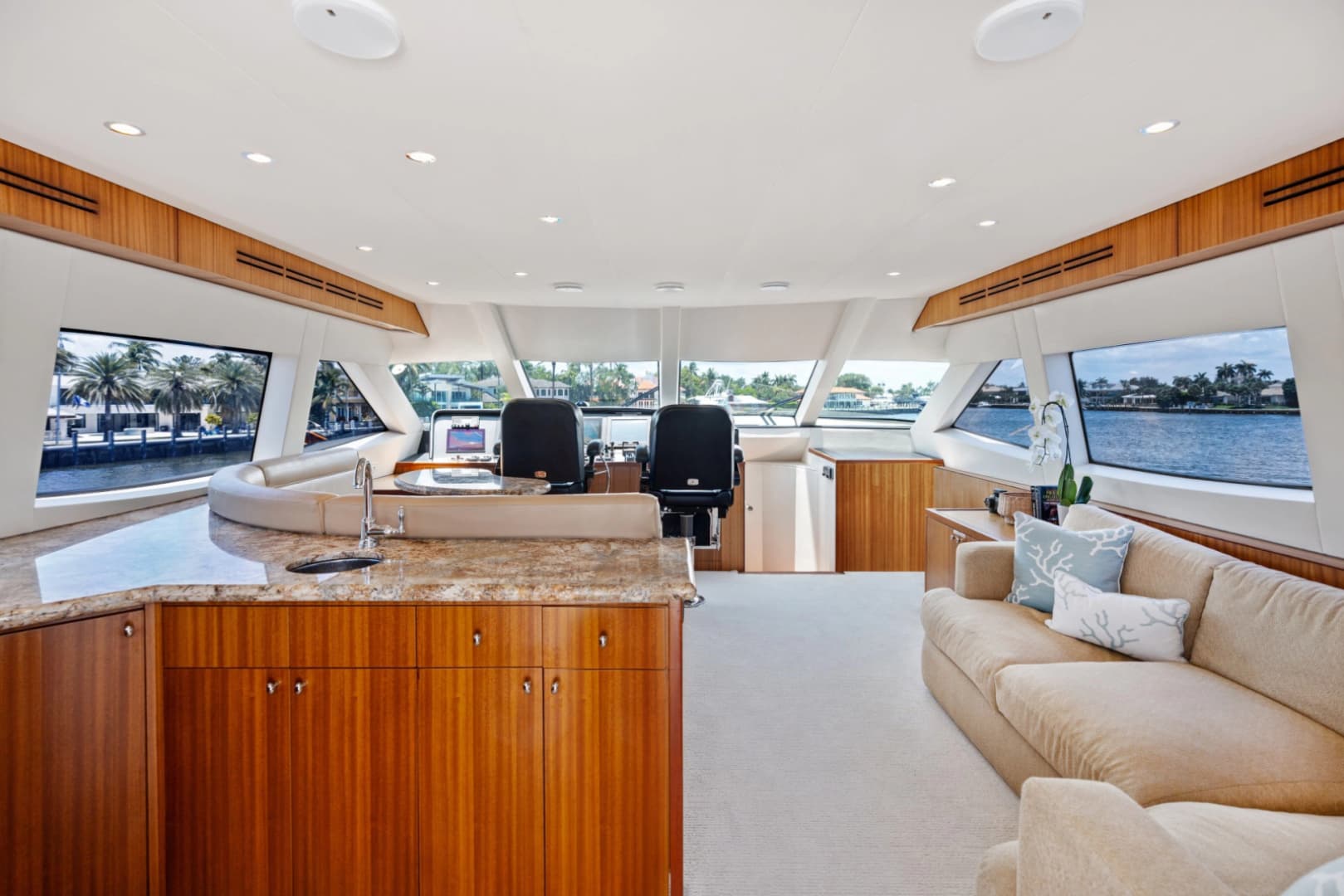 2013 Hatteras 80 Motor Yacht