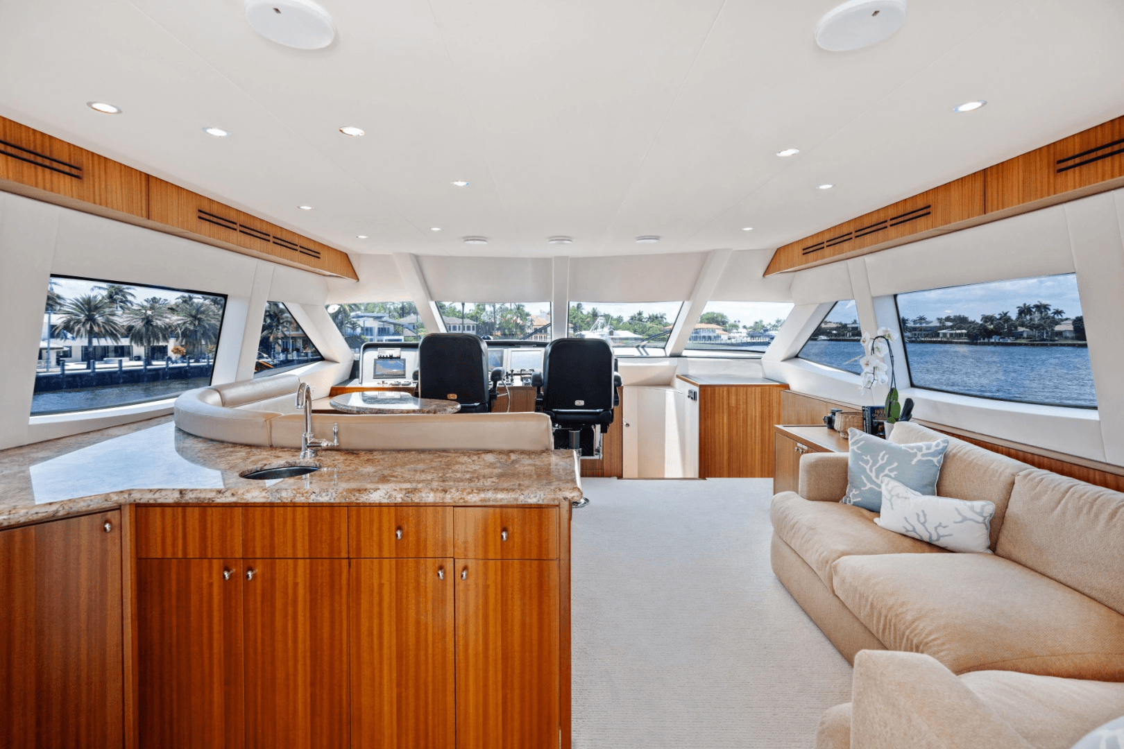 2013 Hatteras 80 Motor Yacht