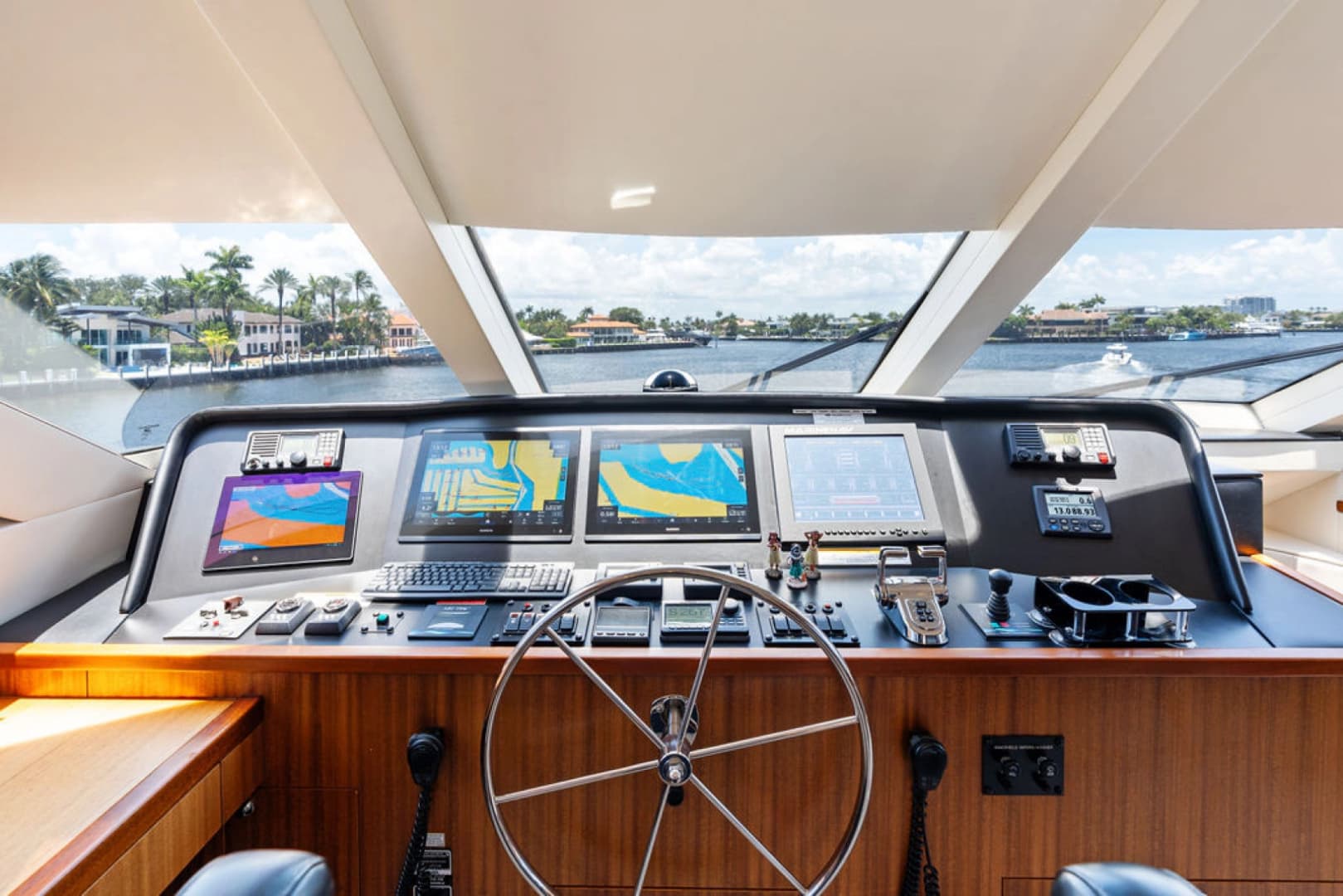 2013 Hatteras 80 Motor Yacht
