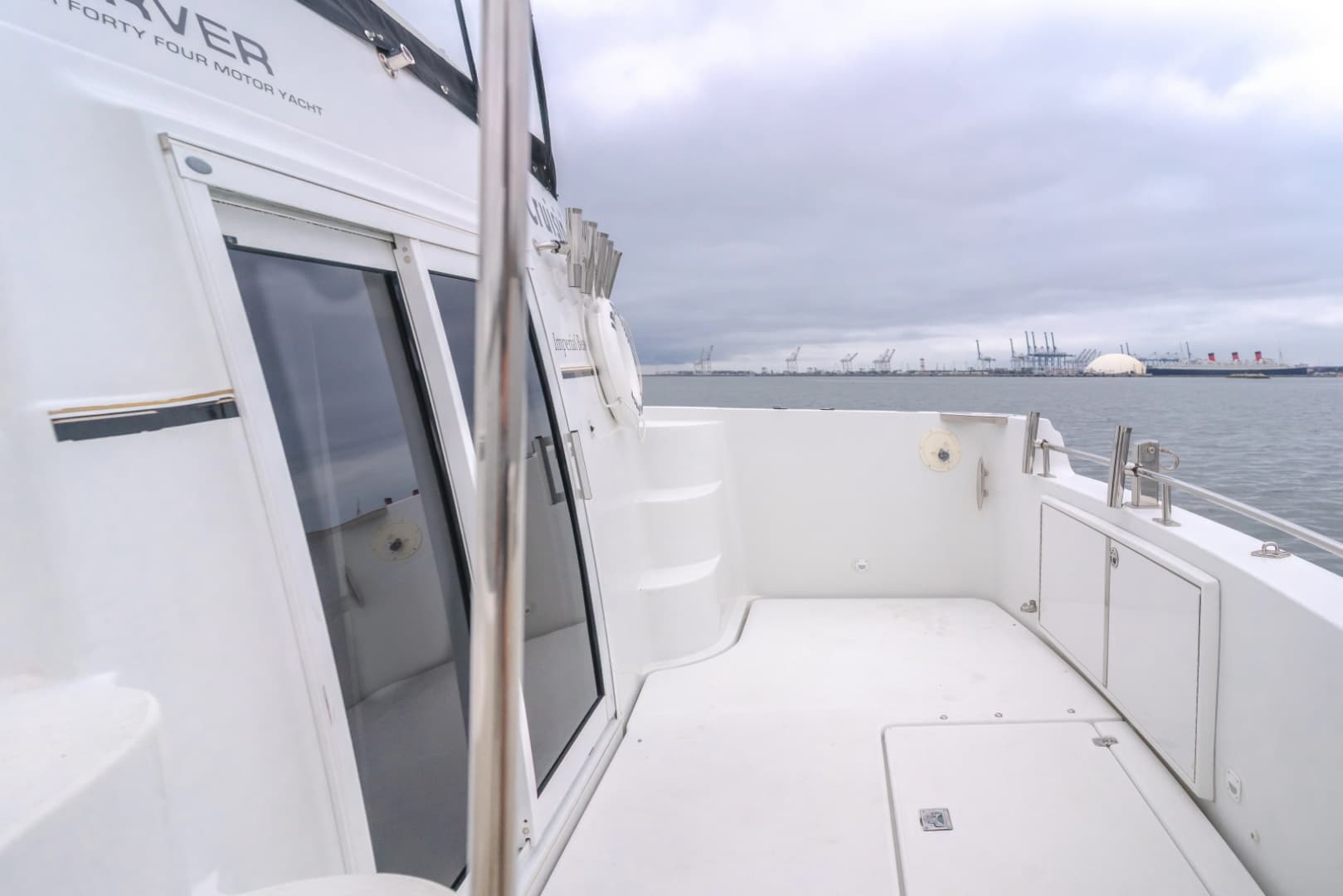 2001 Carver 444