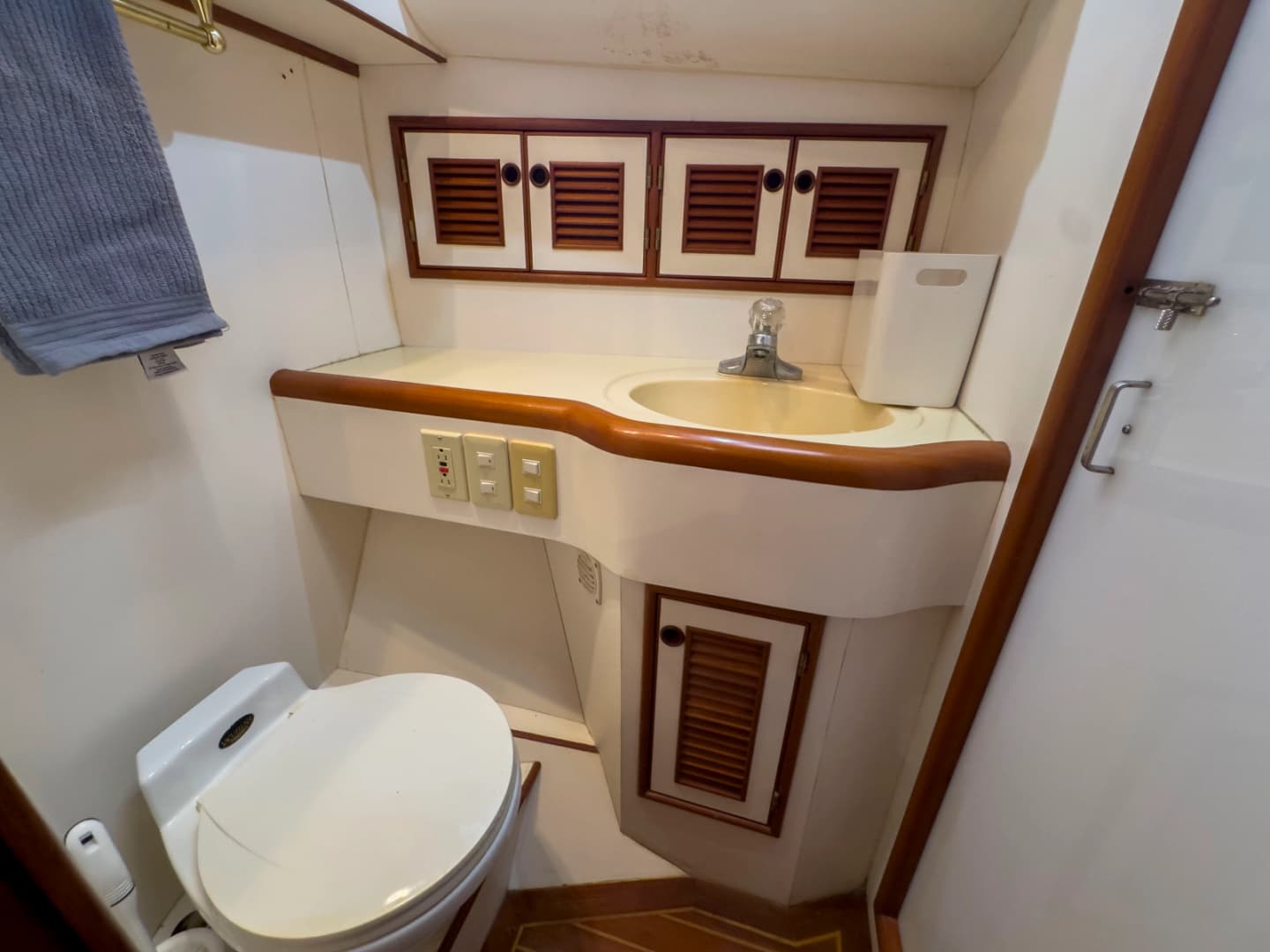 1997 Offshore Yachts Sedan