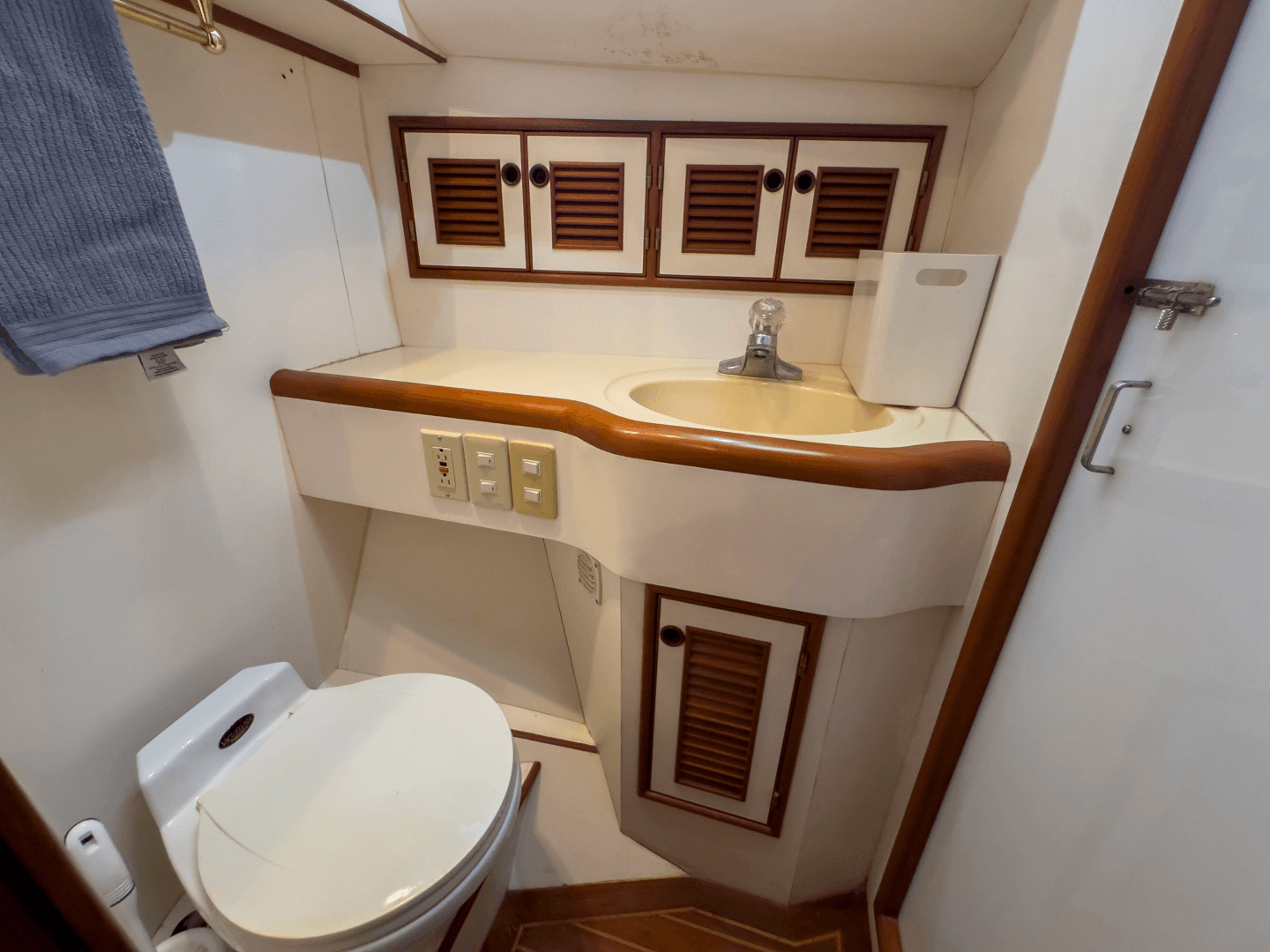 1997 Offshore Yachts Sedan