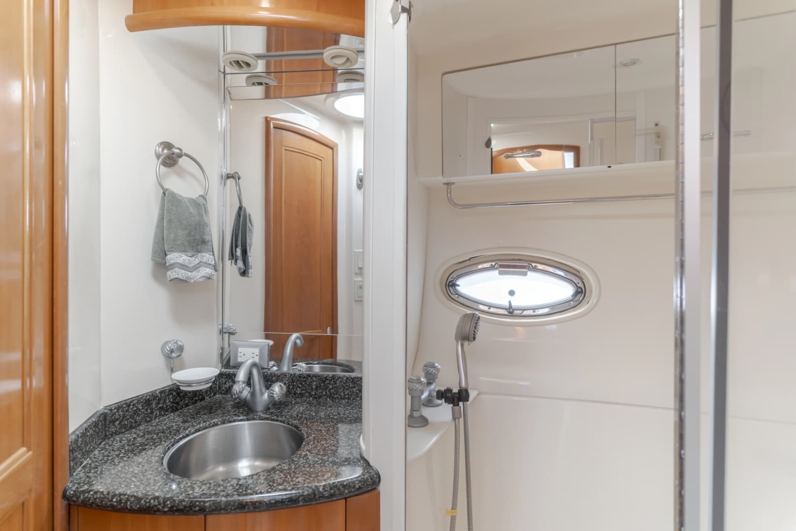 2006 Carver 46 Motor Yacht