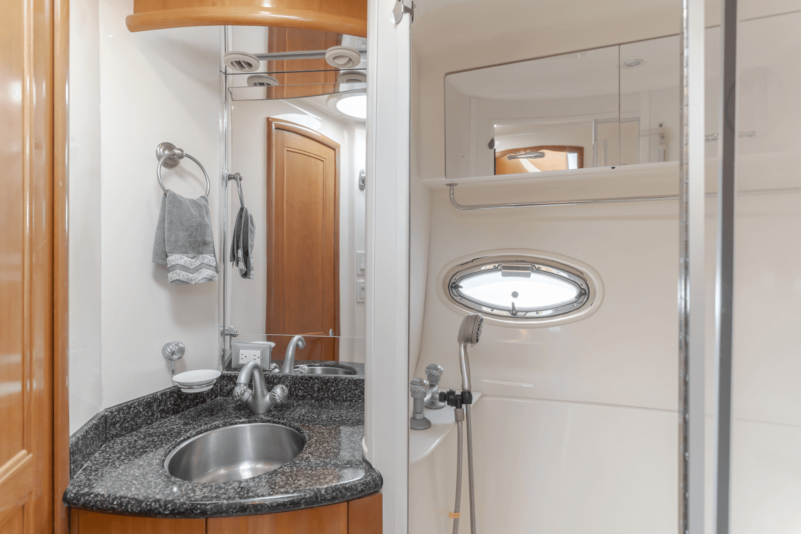 2006 Carver 46 Motor Yacht