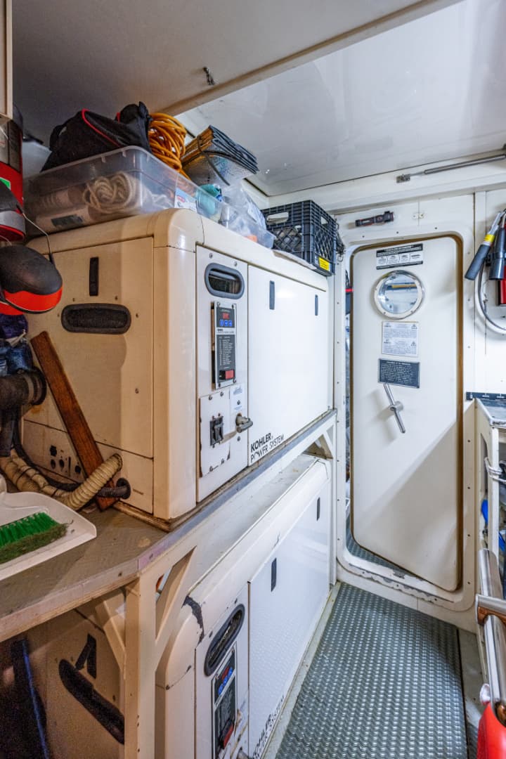 2006 Ferretti Yachts 830