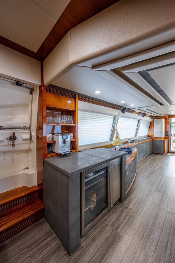 2006 Ferretti Yachts 830