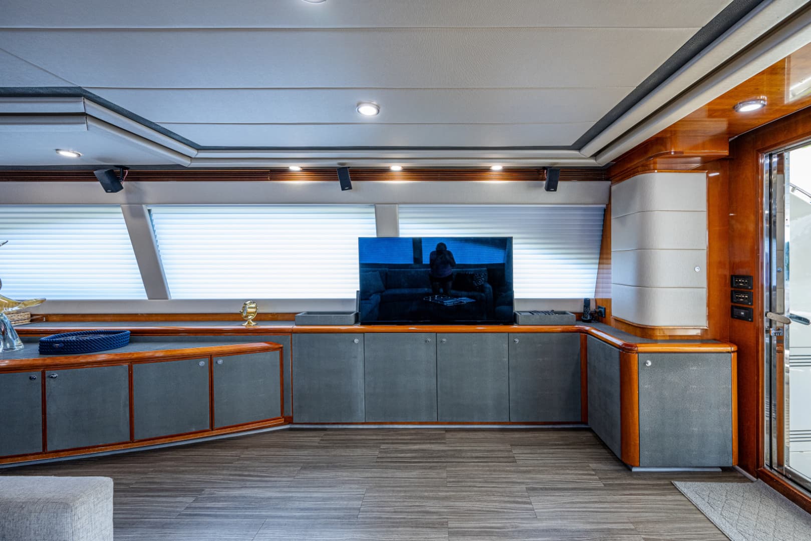 2006 Ferretti Yachts 830