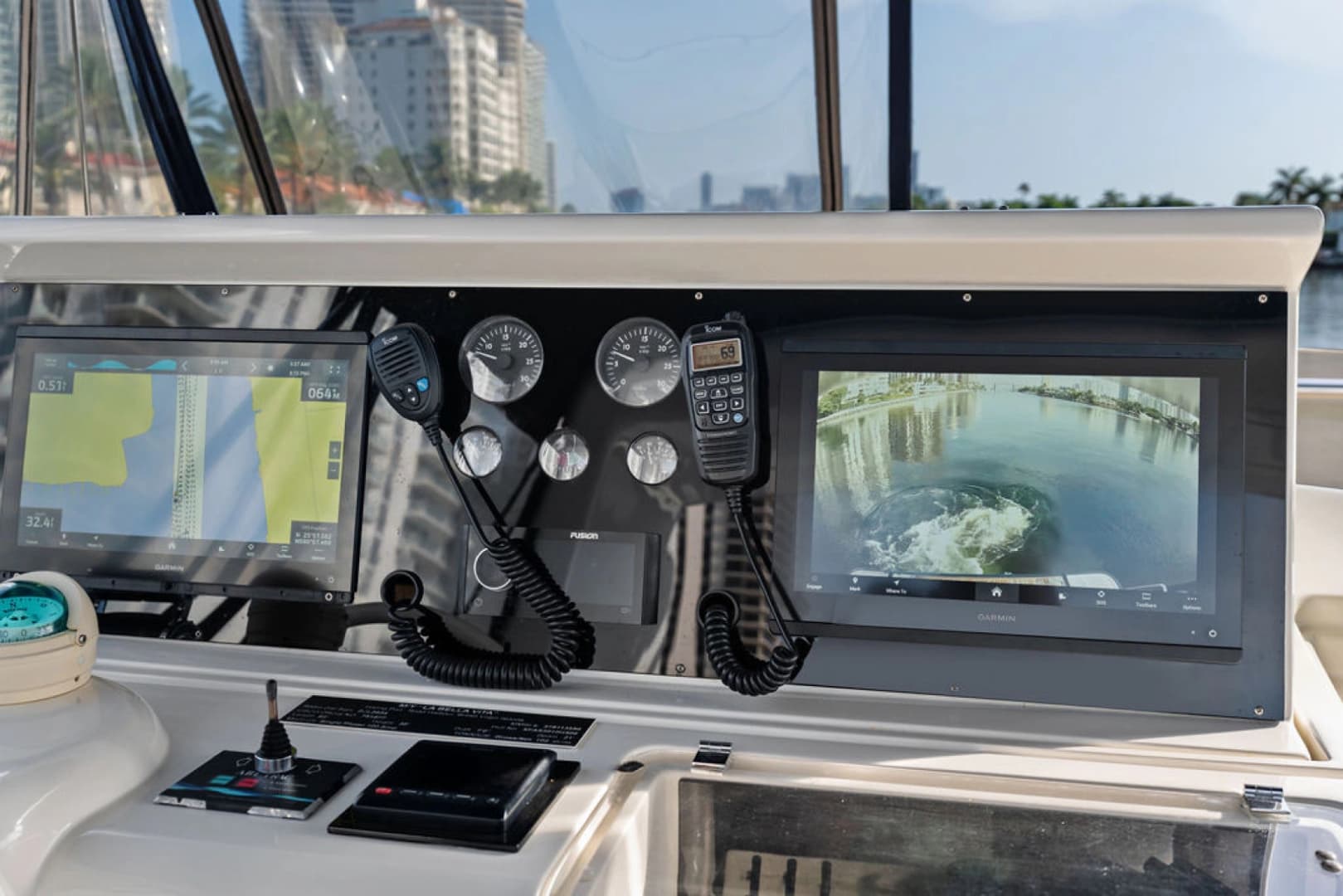 2006 Ferretti Yachts 830