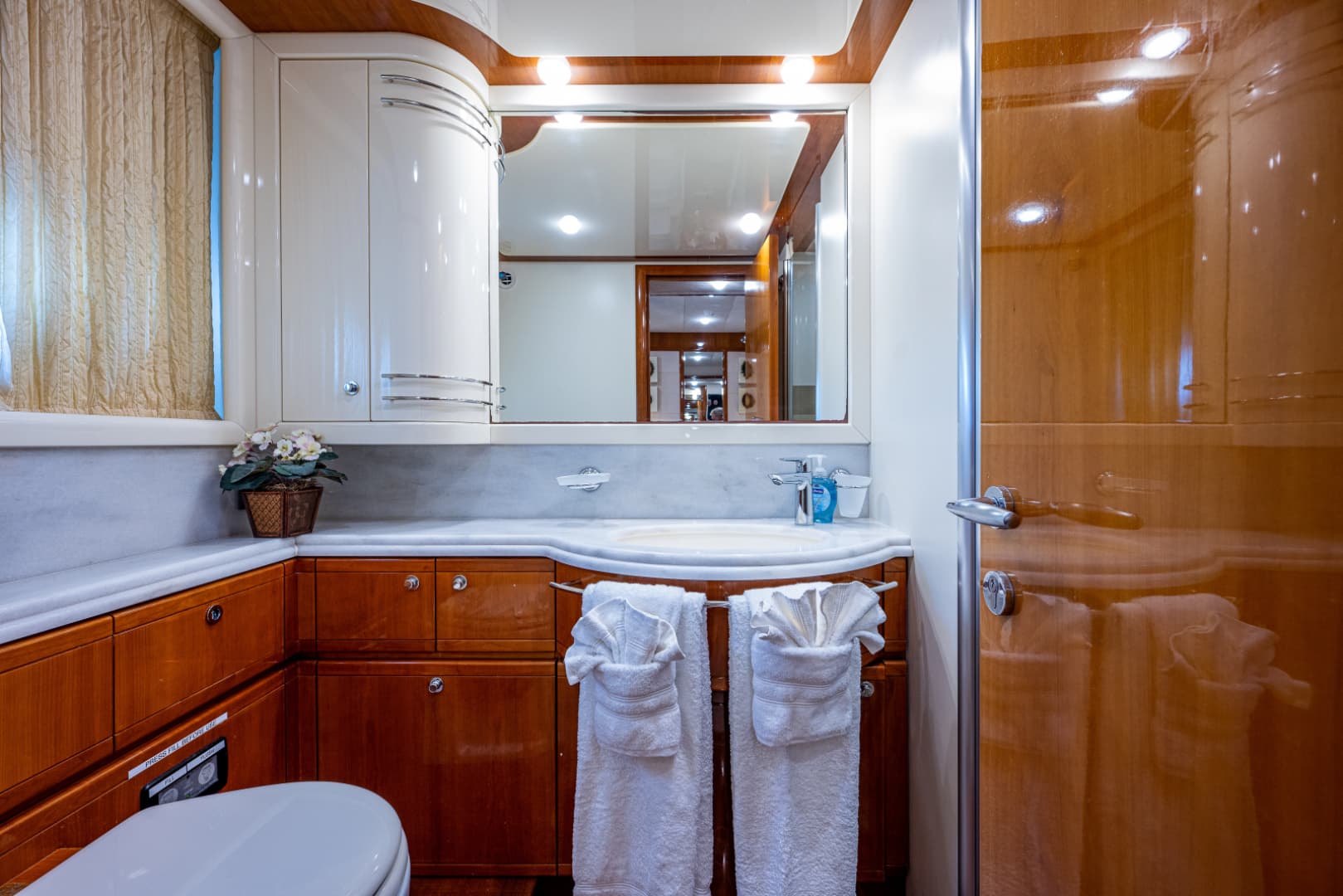2006 Ferretti Yachts 830