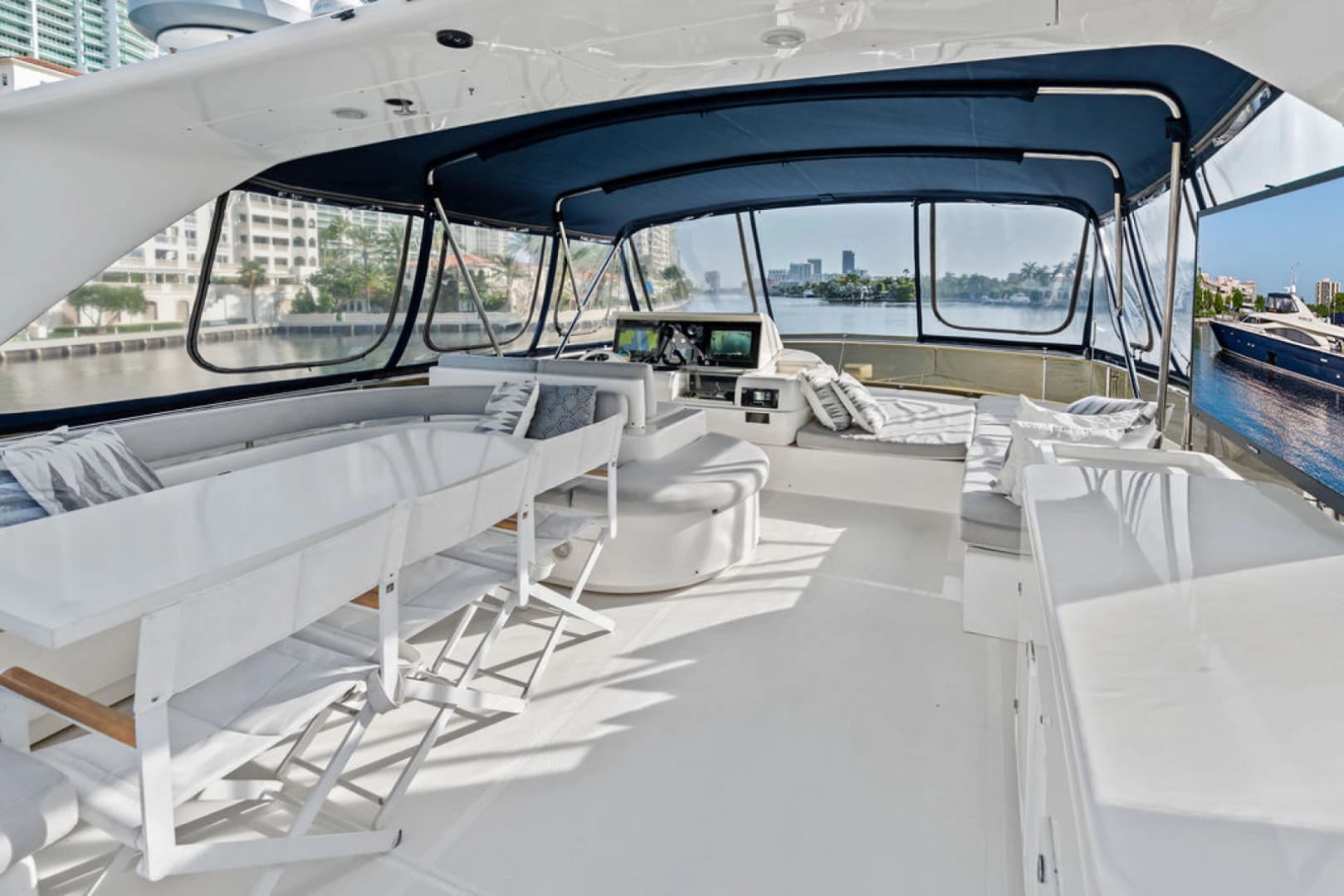 2006 Ferretti Yachts 830