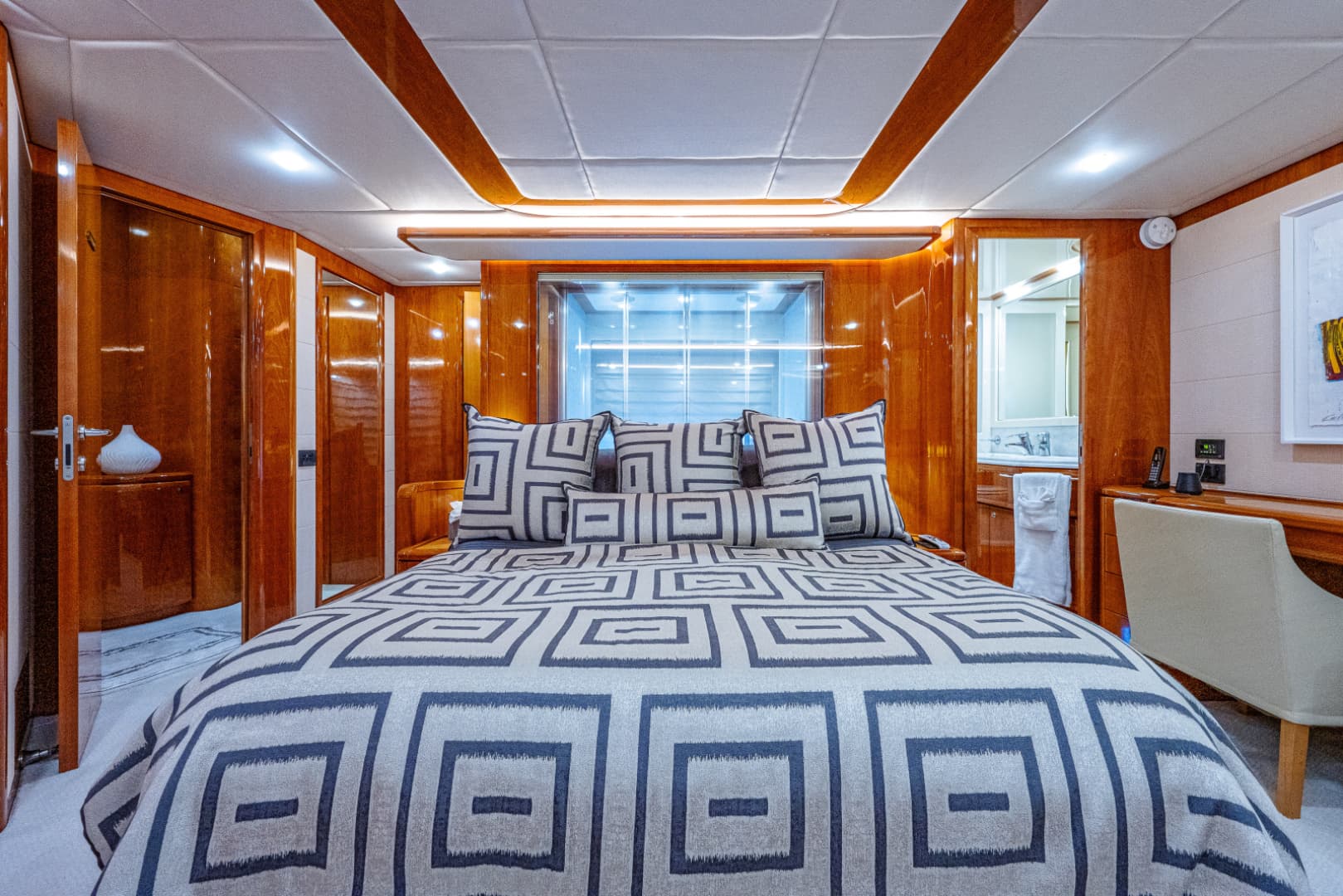 2006 Ferretti Yachts 830