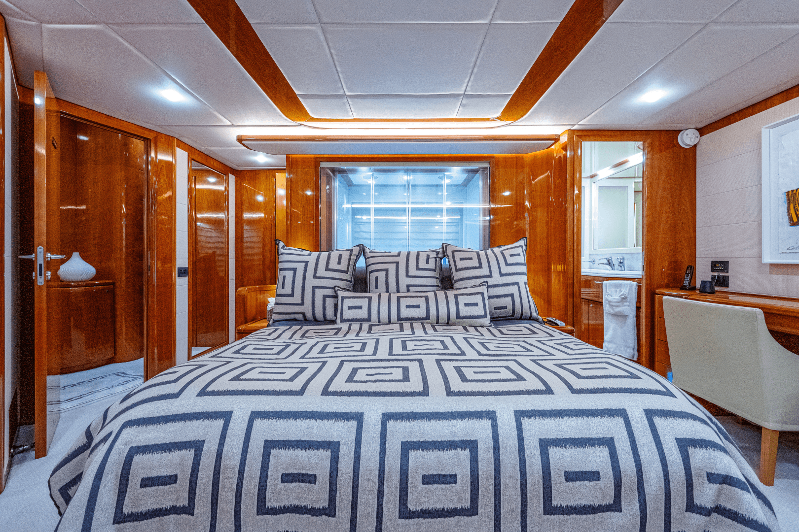 2006 Ferretti Yachts 830