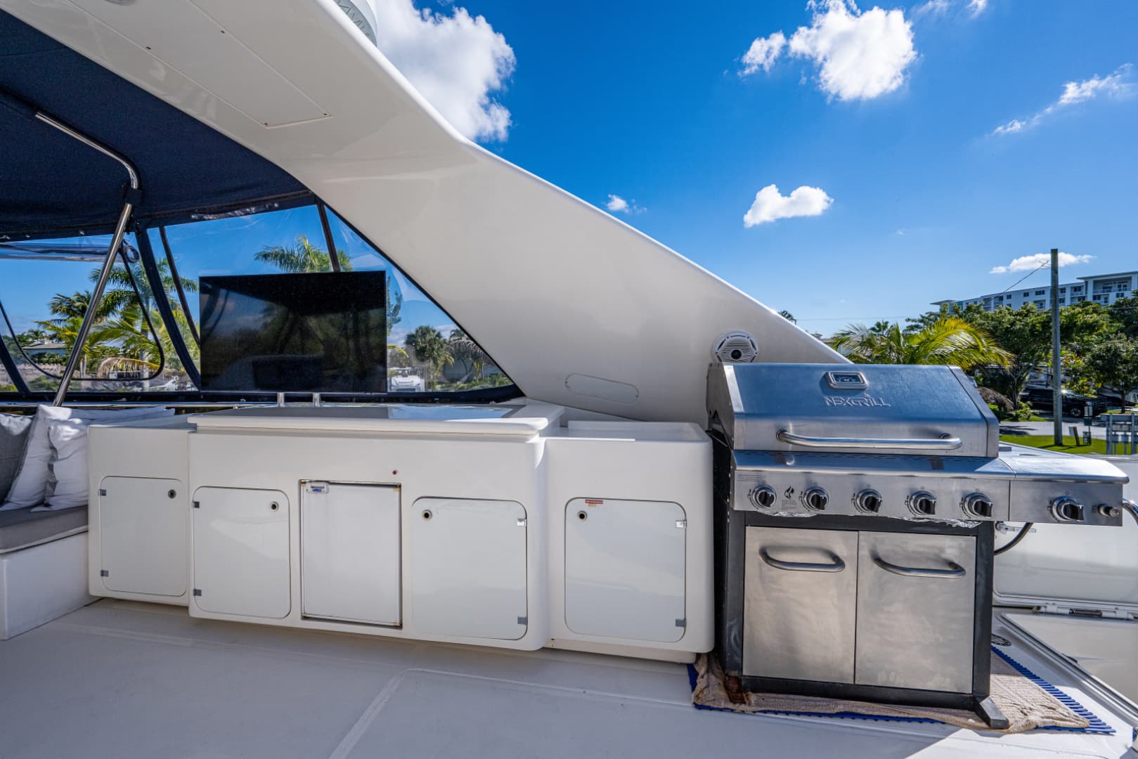 2006 Ferretti Yachts 830