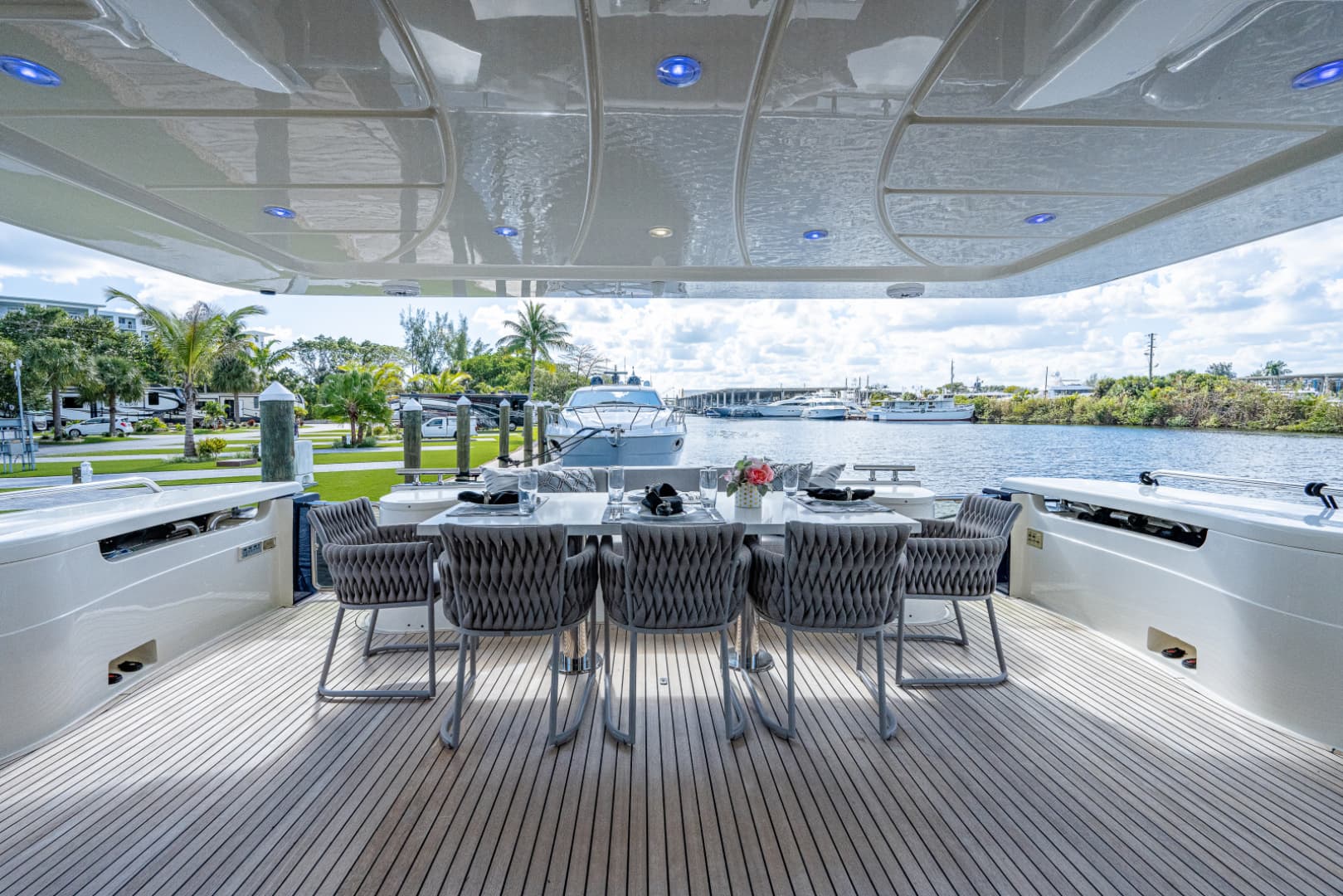 2006 Ferretti Yachts 830