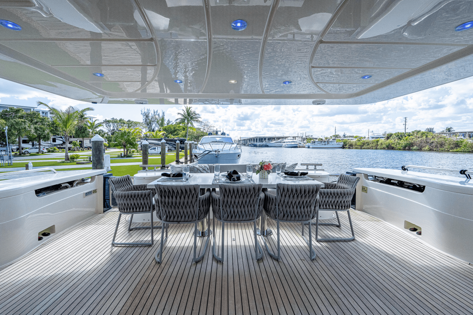 2006 Ferretti Yachts 830