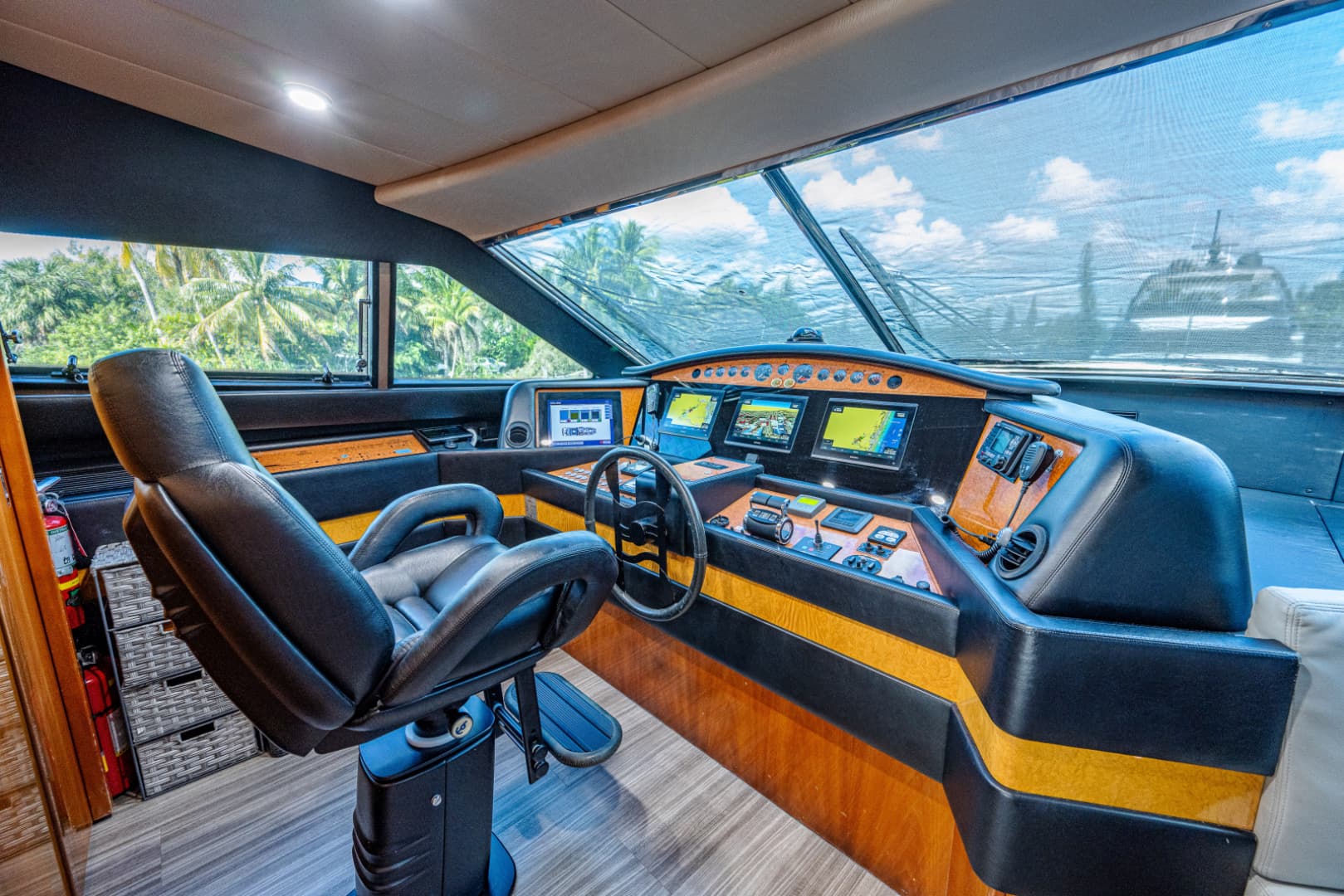 2006 Ferretti Yachts 830