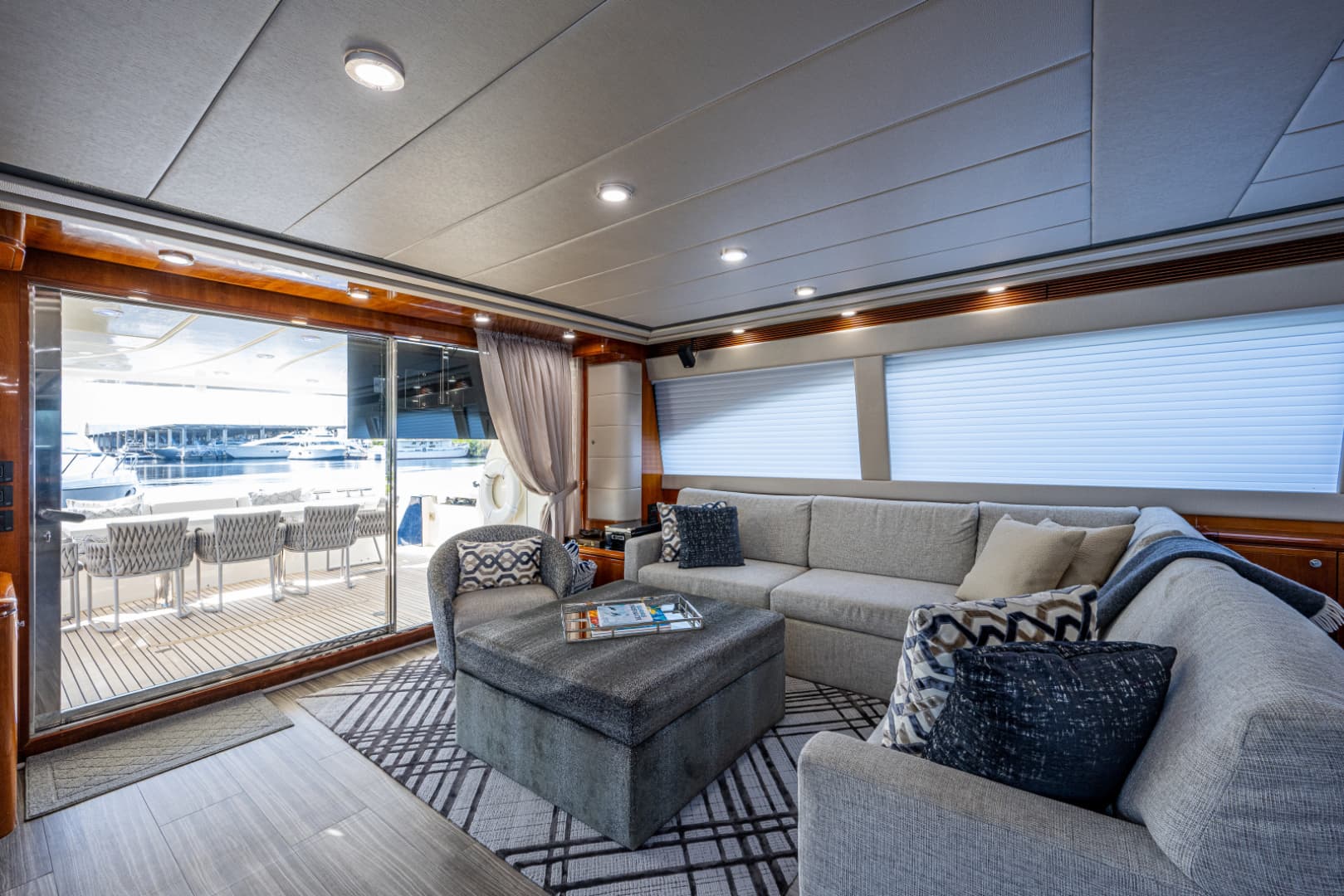 2006 Ferretti Yachts 830