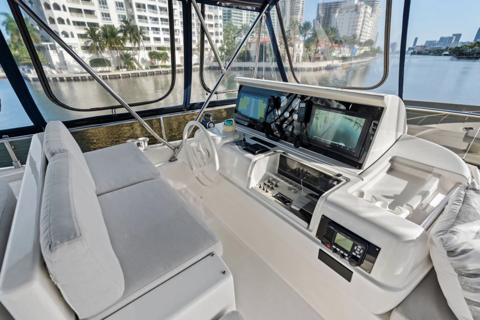 2006 Ferretti Yachts 830
