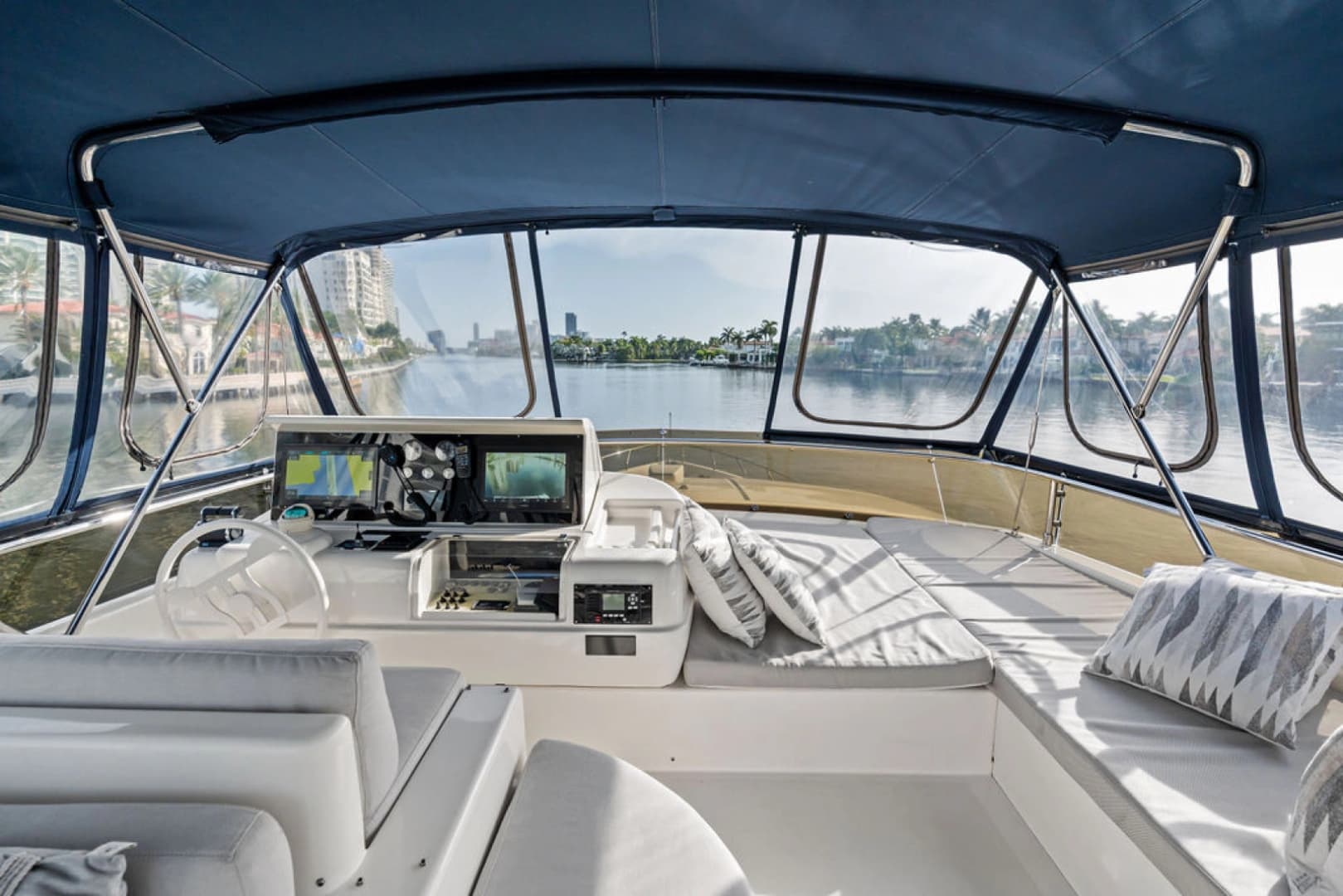 2006 Ferretti Yachts 830