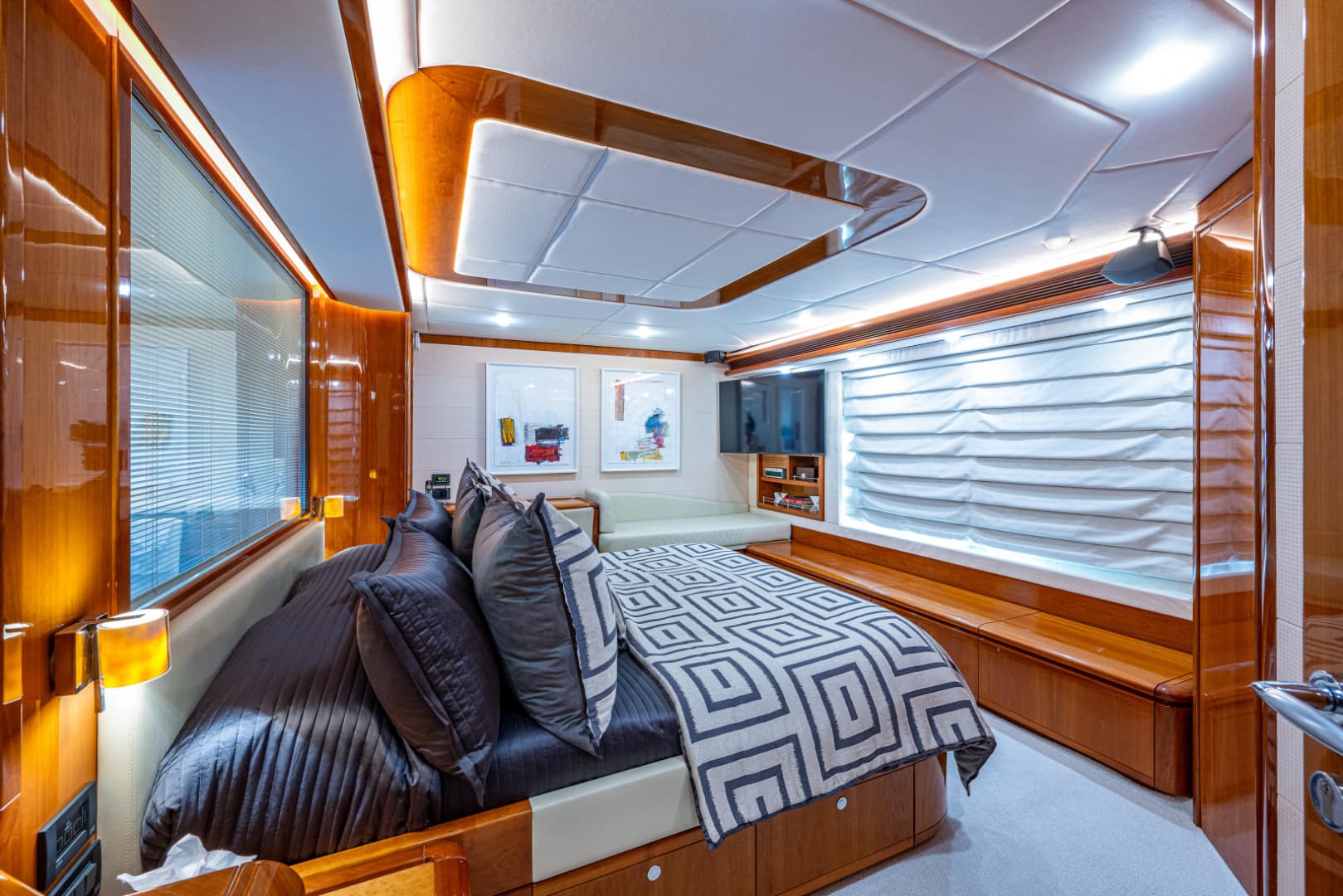 2006 Ferretti Yachts 830