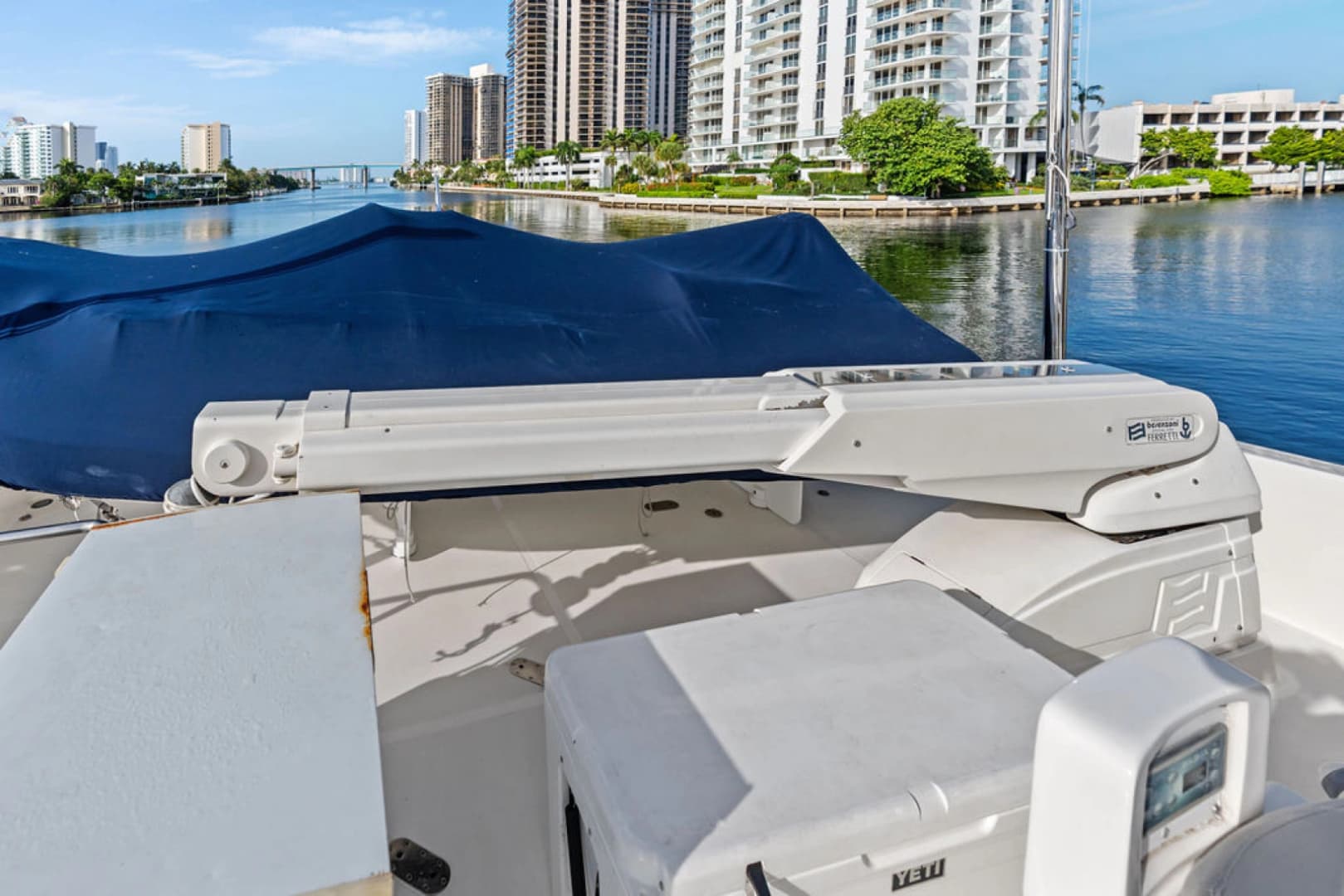 2006 Ferretti Yachts 830