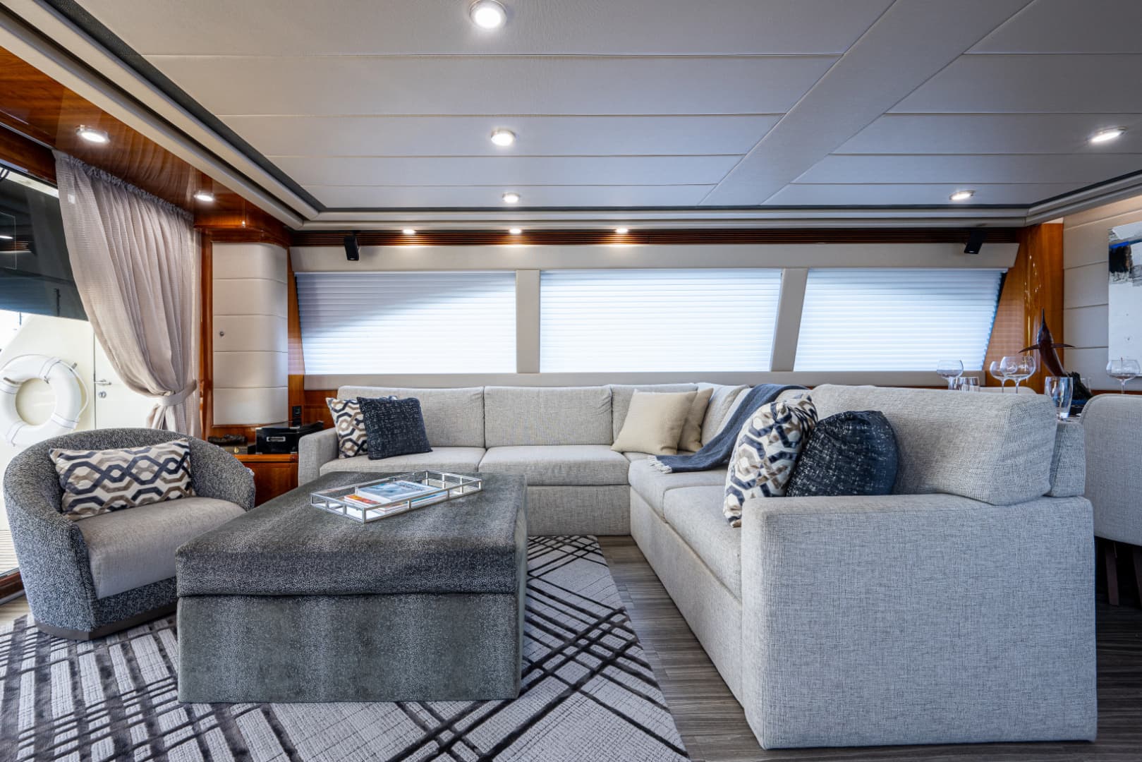 2006 Ferretti Yachts 830