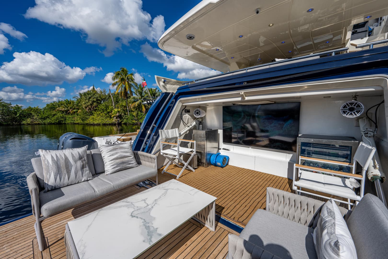 2006 Ferretti Yachts 830