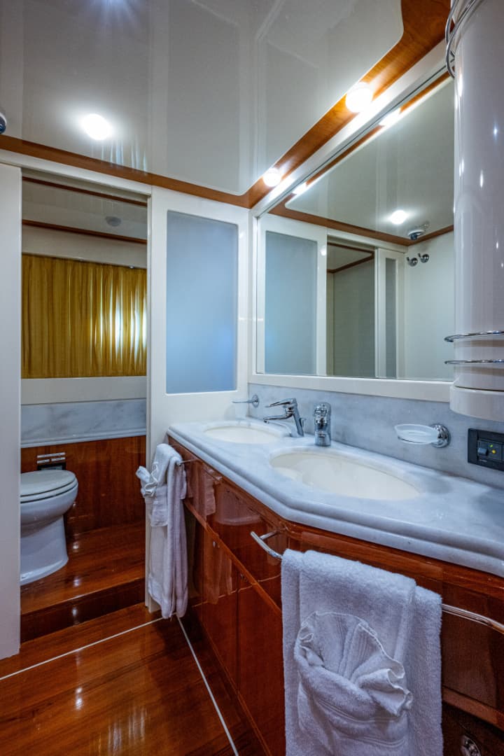 2006 Ferretti Yachts 830