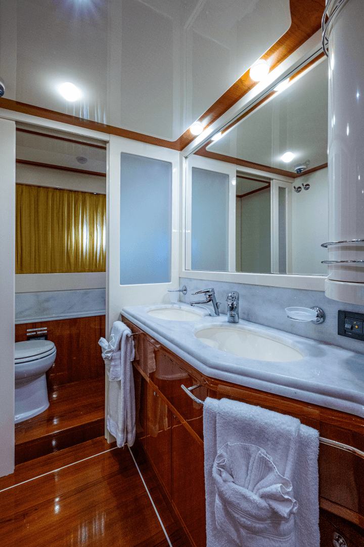 2006 Ferretti Yachts 830