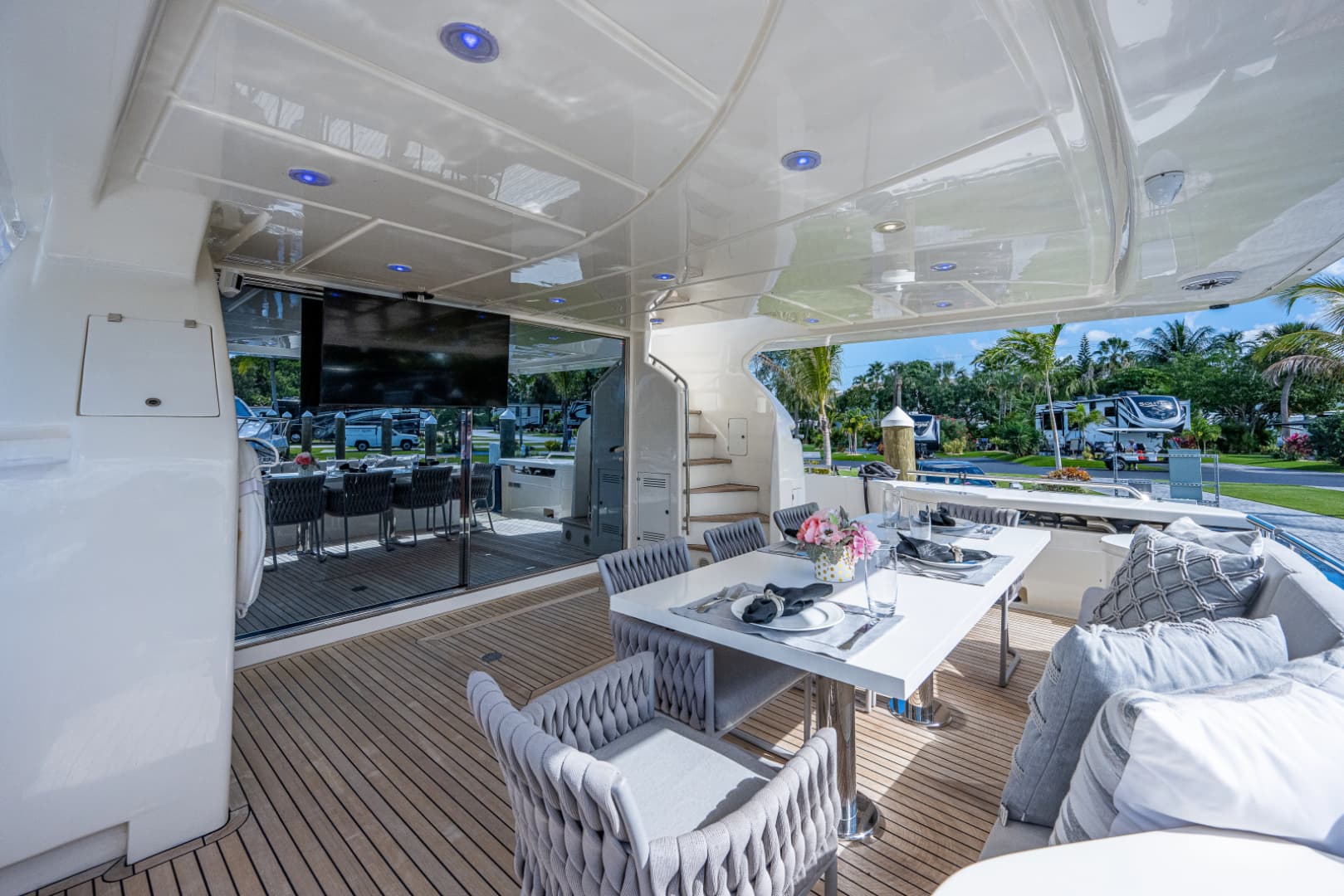 2006 Ferretti Yachts 830