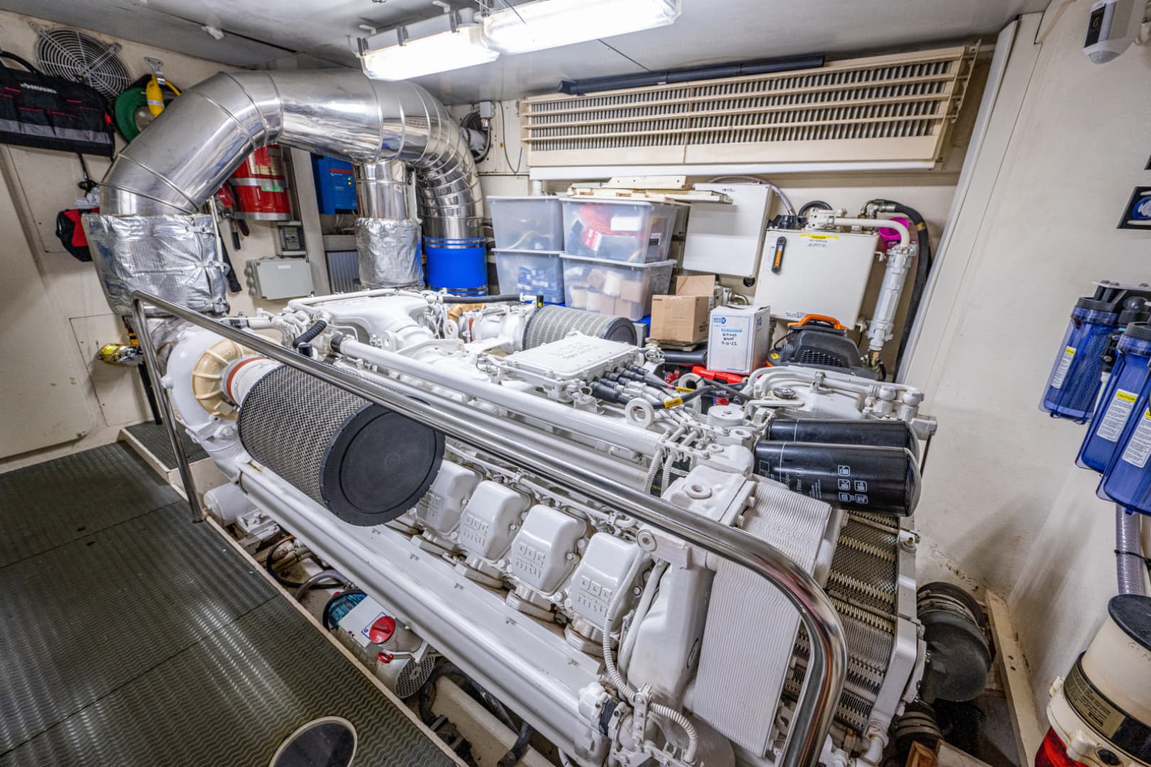 2006 Ferretti Yachts 830