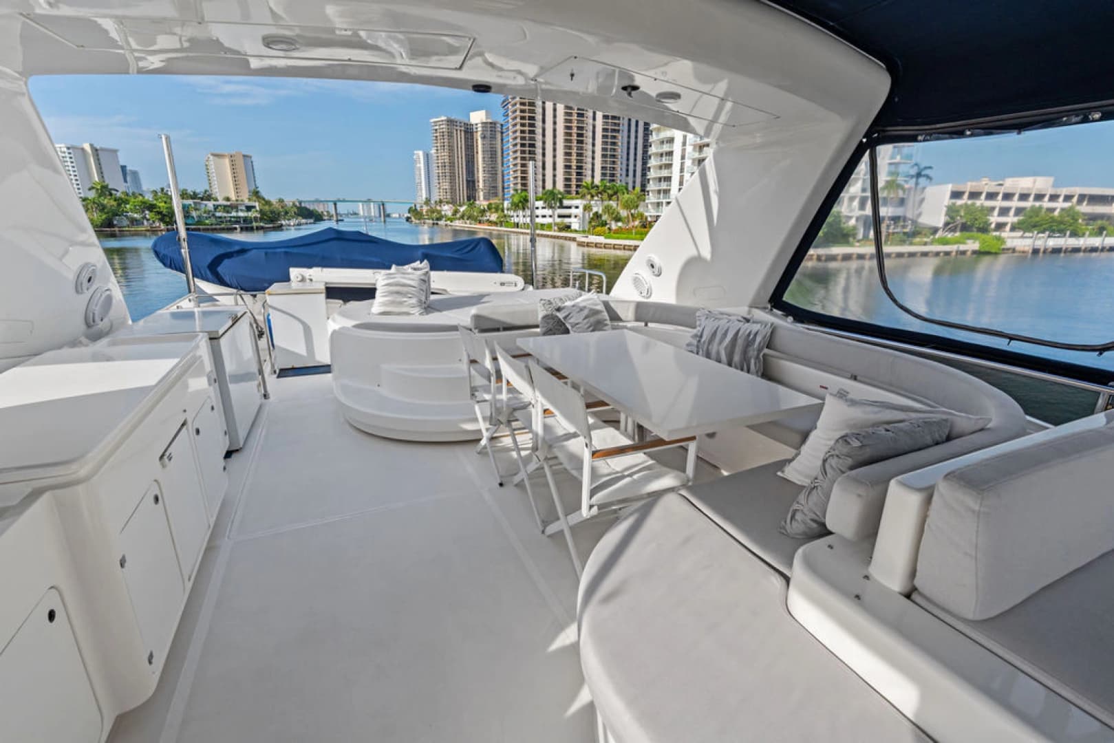 2006 Ferretti Yachts 830