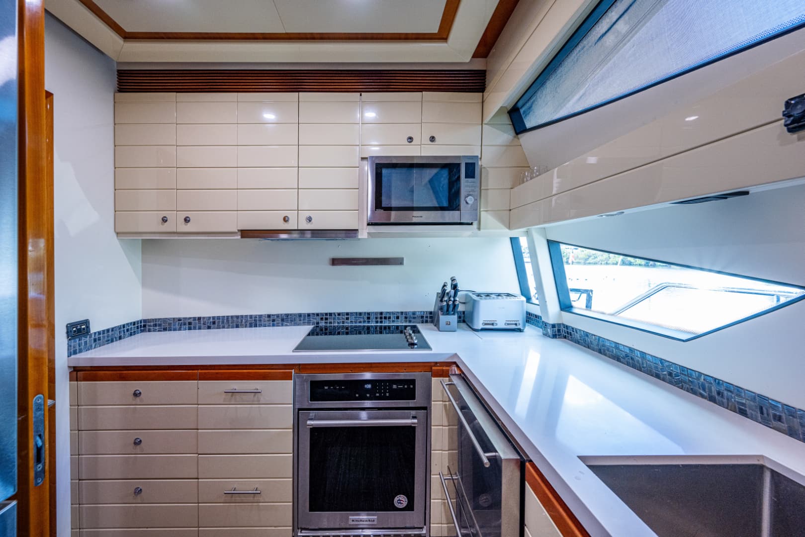 2006 Ferretti Yachts 830