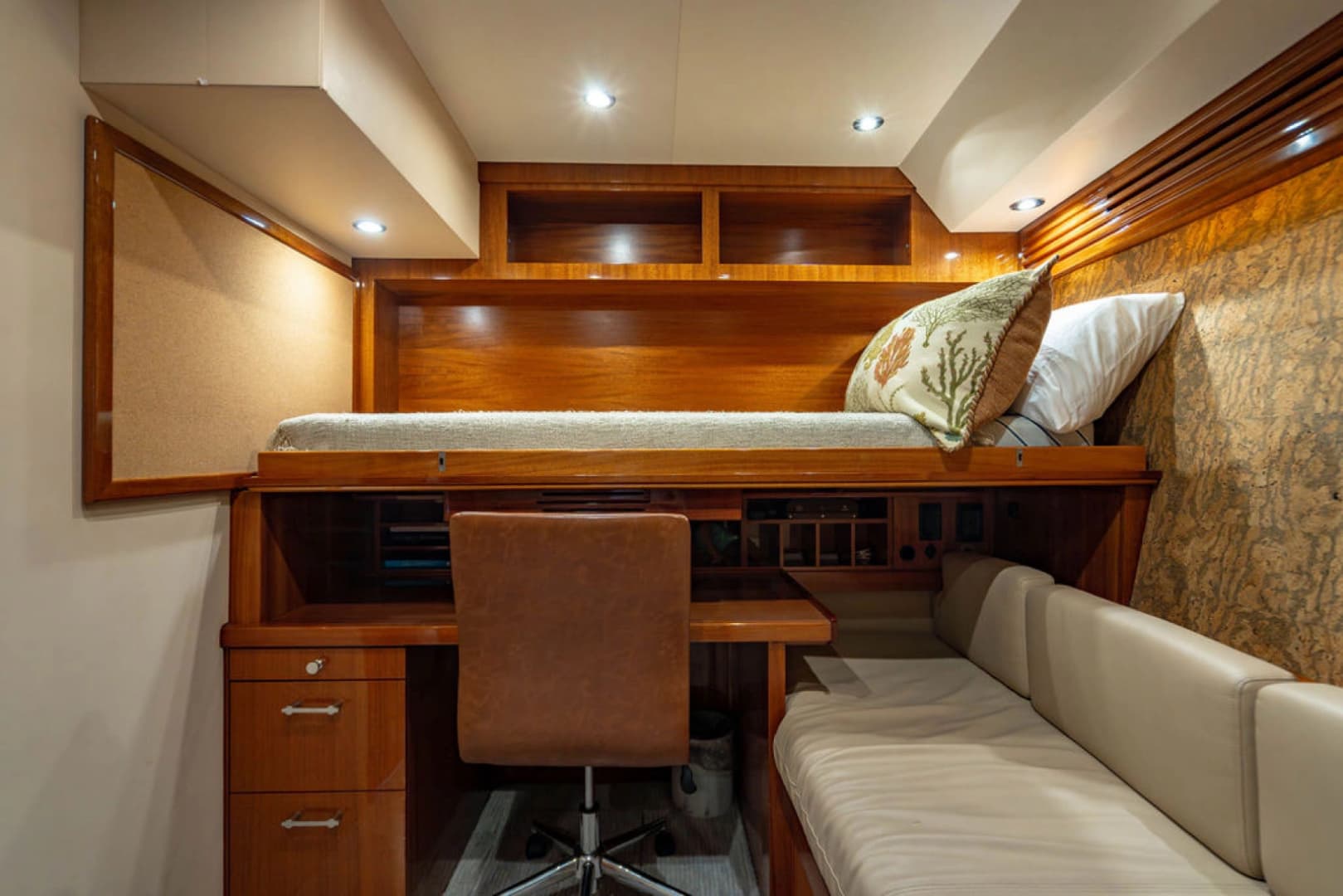 2006 Hatteras 64 Motor Yacht