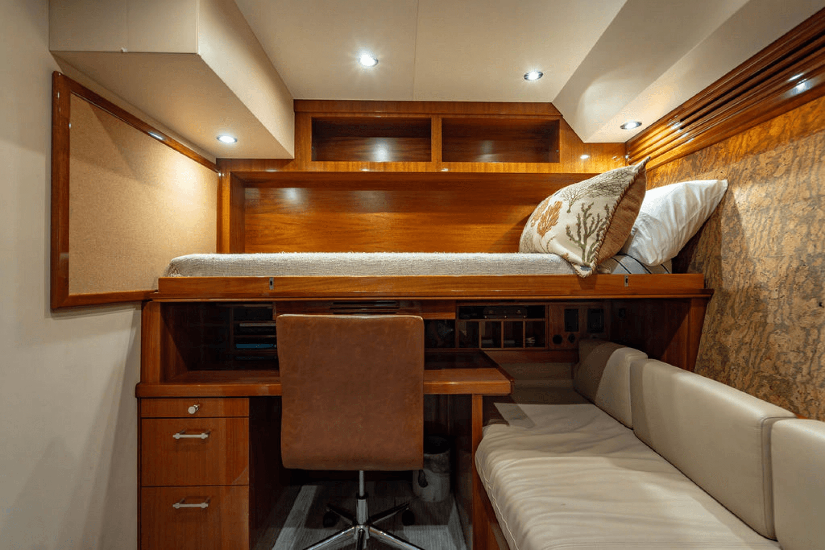 2006 Hatteras 64 Motor Yacht